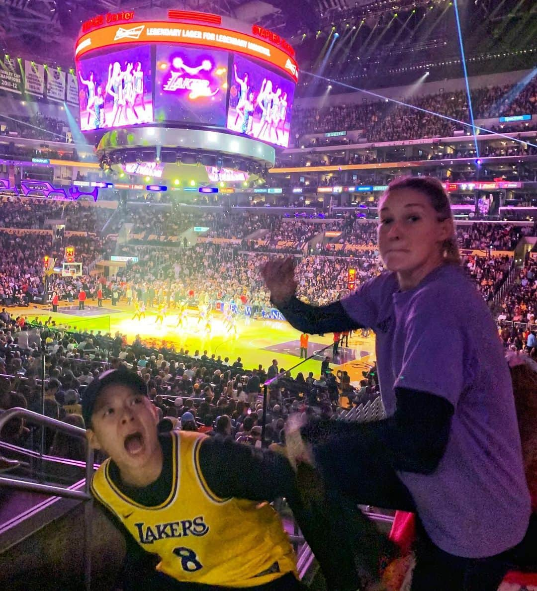 アンバー さんのインスタグラム写真 - (アンバー Instagram)「@tayla_harris “dragged” me out to my first @lakers game. As you can see, i quite enjoyed it. #tacotuesday #lakers」10月30日 14時42分 - amberliu