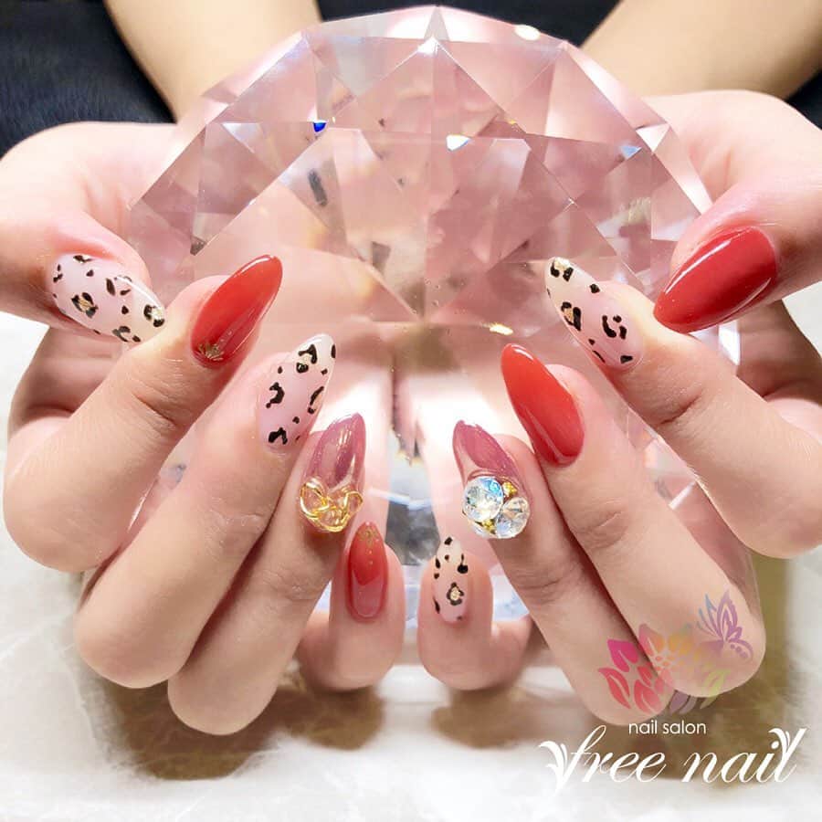 free nail フリーネイルのインスタグラム：「. お客様ネイル💅🏻🍂✨ . 秋のレオパードネイル🐆🍁✨ . ピンクミラーが素敵🌝💗 . ご来店ありがとうございました🙇🏻‍♀️🙇🏻‍♀️🙇🏻‍♀️💗 . #ネイル #フリーネイル #ネイルアート #ジェルネイル #ネイルサロン #大阪ネイルサロン #ネイルデザイン #ネイルチェンジ #レオパードネイル #アニマル柄 #ミラーネイル #ビジューネイル #ピンクネイル #オレンジネイル #デザインネイル #トレンドネイル #ロングネイル #秋ネイル #美甲 #日式美甲 #日式美甲胶  #日本美甲师 #日本美甲老师  #美甲上课 #日本胶 #autumnnails #nailsart #nailsdid #newnails #freenail」