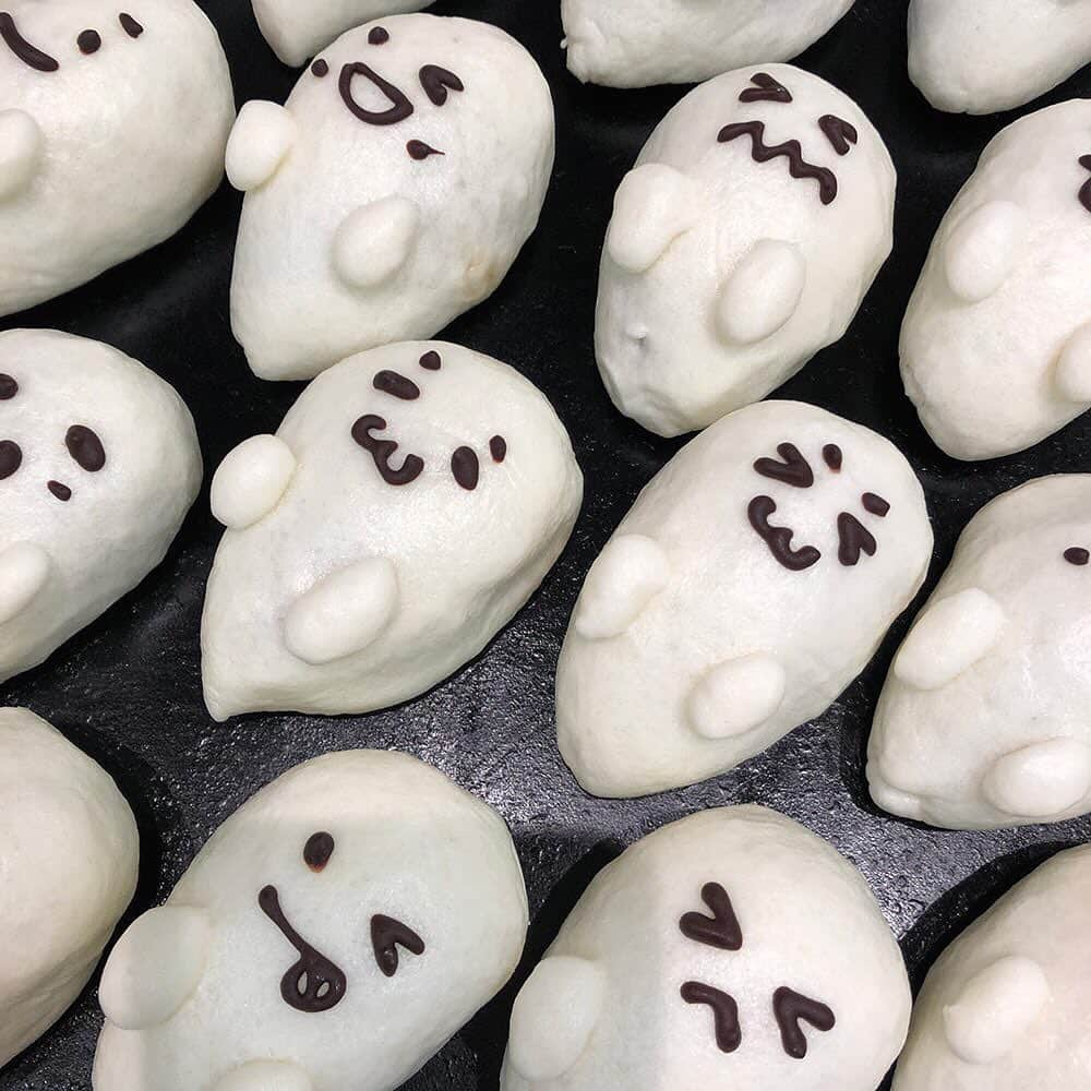 daimarusapporoさんのインスタグラム写真 - (daimarusapporoInstagram)「【ハロウィンスイーツ大集合🎃】 . いよいよ明日はハロウィンですね🎃 . 地1階 ほっぺタウンでは 「ハロウィンパーティ2019」を開催中です🎉 . 店頭にはかぼちゃやおばけ、黒猫やこうもりなど ハロウィンモチーフの楽しいメニューが勢ぞろいしています👻 . 写真1枚目 〈きのとや〉ジャックオランタン 写真2枚目 〈一久大福堂〉おばけ万十 写真3枚目 〈イシヤショップ〉ディアボロ・ハロウィン 写真4枚目 〈ロリオリ〉モンブラン 写真5枚目 〈モロゾフ〉ハロウィーン デンマーククリームチーズケーキ 写真6枚目 〈ルタオ〉かぼちゃガトーショコラ ハロウィンVer. 写真7枚目 〈ドンク〉ハロウィンゴースト 写真8枚目 〈モンシェール〉ハロウィンジャックロール 写真9枚目 〈柳月〉魔女のパンプキン 写真10枚目 〈ドンク〉恵比寿かぼちゃのクリームパン . ハロウィンメニューでパーティーを楽しんでくださいね！ ぜひ、ご賞味ください😊 . #ハロウィン #halloween #ハロウィンパーティ #スイーツ #ハロウィンメニュー #大丸札幌」10月30日 14時51分 - daimarusapporo