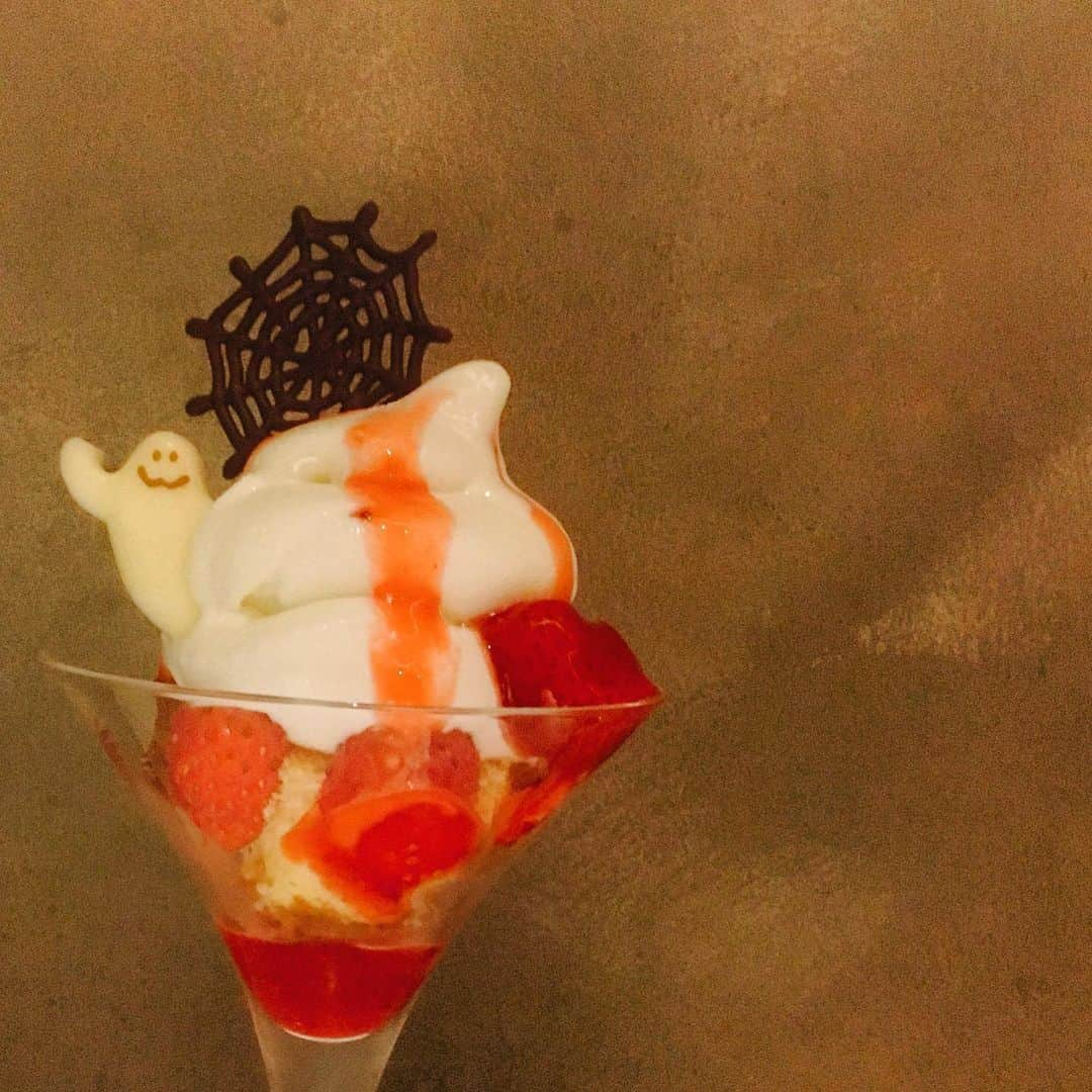 COISOF（コイソフ）のインスタグラム：「こんにちは！！ 明日はいよいよハロウィン🎃ですね！！ ＊ 当店ではすべてのパフェ、アイスクリームに可愛らしいおばけ👻✨のチョコレートを添えてご提供します！ ＊ ハロウィン仕様のcoisofを楽しめるのは、あした一日限り！！ まだハロウィン気分を味わえていない方は、ぜひcoisofでキュートなハロウィンを楽しんでください🍨💓 ＊ 明日もスタッフ一同みなさまのご来店をお待ちしております🍫 ＊  #コイソフ #coisof #ハロウィン #銀座 #redine銀座 #アイスクリーム #おばけ」