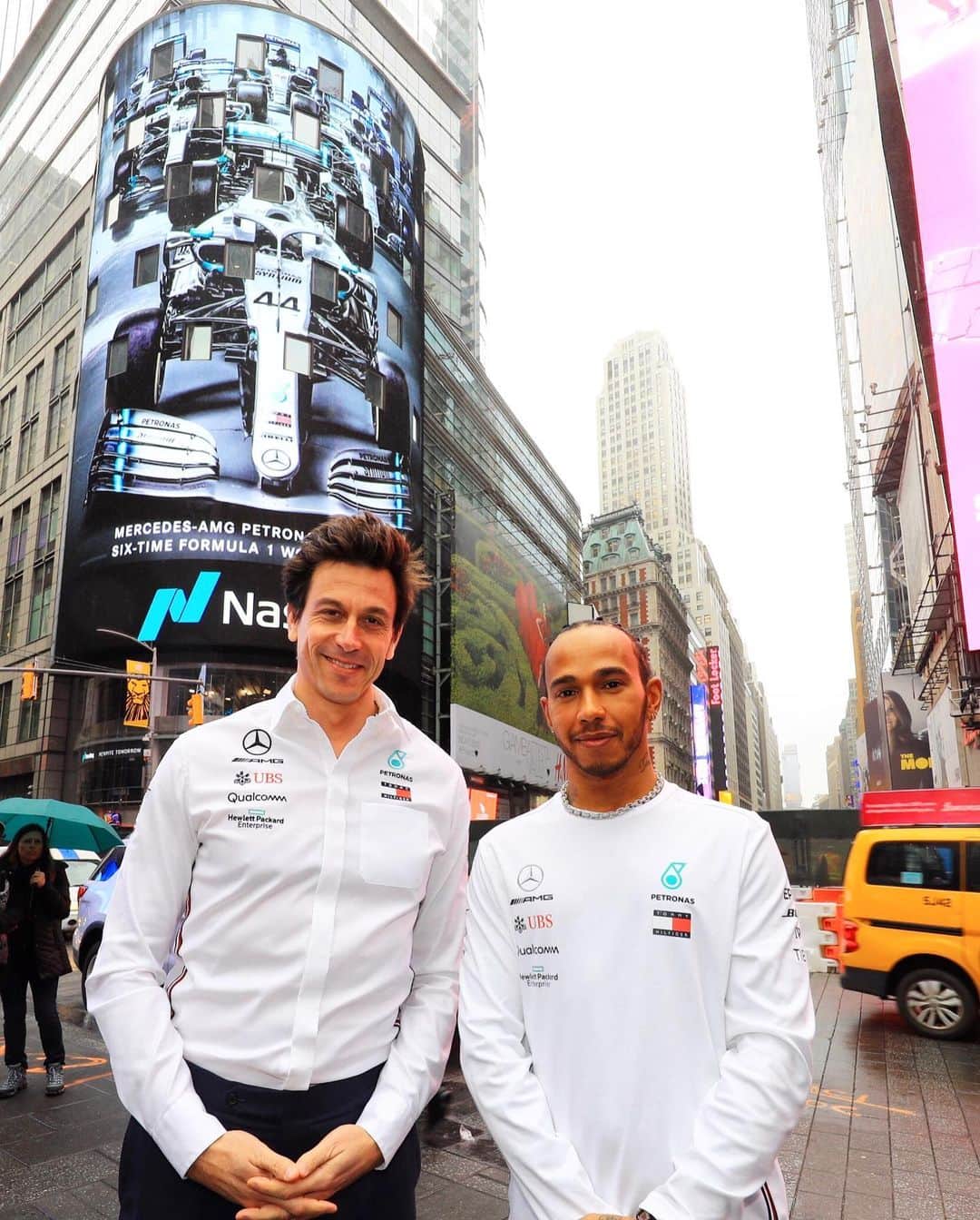 MERCEDES AMG PETRONASさんのインスタグラム写真 - (MERCEDES AMG PETRONASInstagram)「A big day in the Big Apple 🍎Toto and @lewishamilton are in NYC for the @mercedesbenz Motorsport CEO Forum at the @nasdaq MarketSite. 🏙 A fantastic opportunity to learn from inspiring brands and individuals to keep raising our game! 👊 Awesome to hear from Michael Johnson, @chrisfroome, Mr @thomasjhilfiger, @georgekurtz, Sir Dave Brailsford and more 💪 • #MercedesAMGF1 #MercedesAMG #F1 #PETRONASmotorsports #LH44 #NewYork #NYC #USGP」10月31日 1時45分 - mercedesamgf1