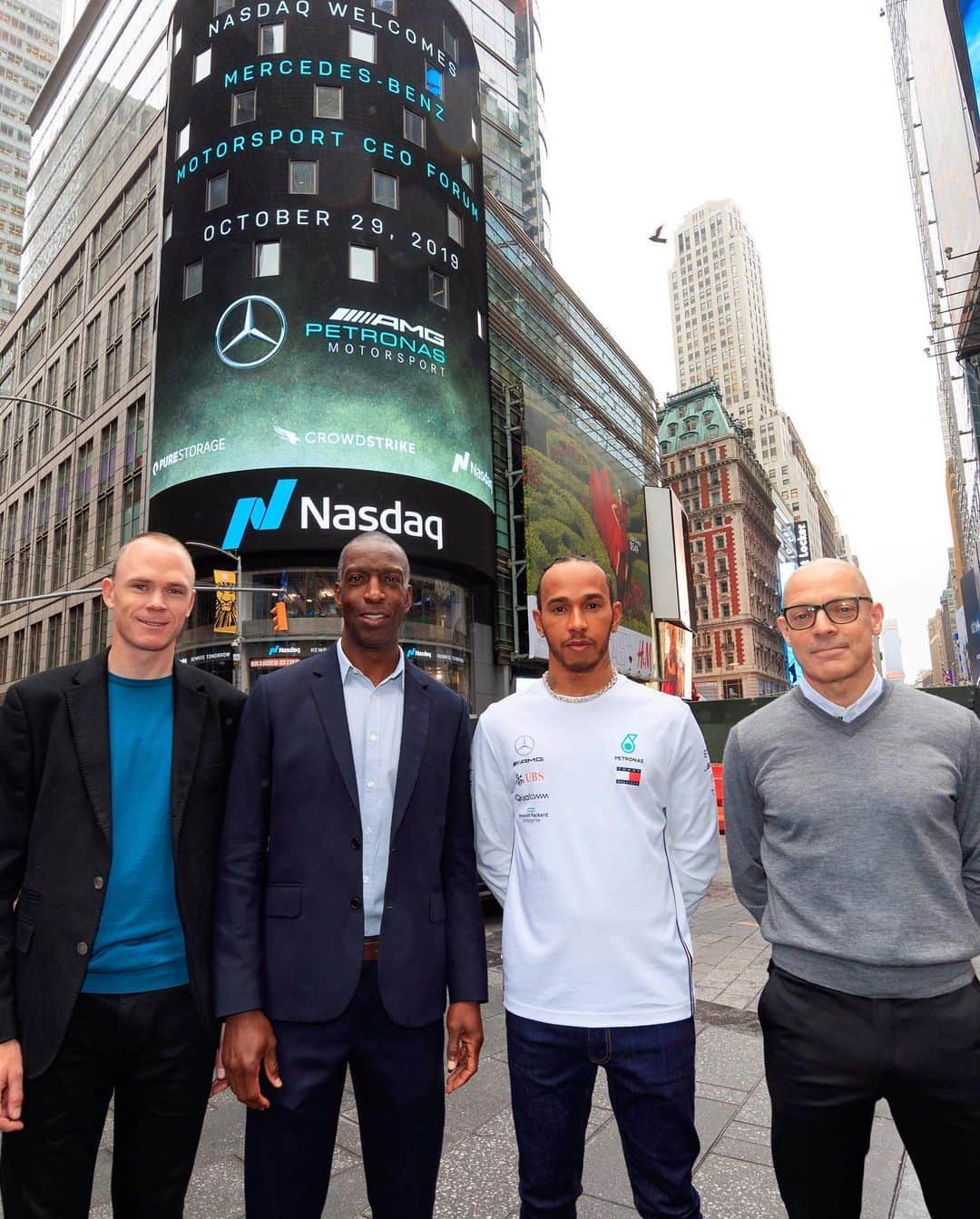 MERCEDES AMG PETRONASさんのインスタグラム写真 - (MERCEDES AMG PETRONASInstagram)「A big day in the Big Apple 🍎Toto and @lewishamilton are in NYC for the @mercedesbenz Motorsport CEO Forum at the @nasdaq MarketSite. 🏙 A fantastic opportunity to learn from inspiring brands and individuals to keep raising our game! 👊 Awesome to hear from Michael Johnson, @chrisfroome, Mr @thomasjhilfiger, @georgekurtz, Sir Dave Brailsford and more 💪 • #MercedesAMGF1 #MercedesAMG #F1 #PETRONASmotorsports #LH44 #NewYork #NYC #USGP」10月31日 1時45分 - mercedesamgf1