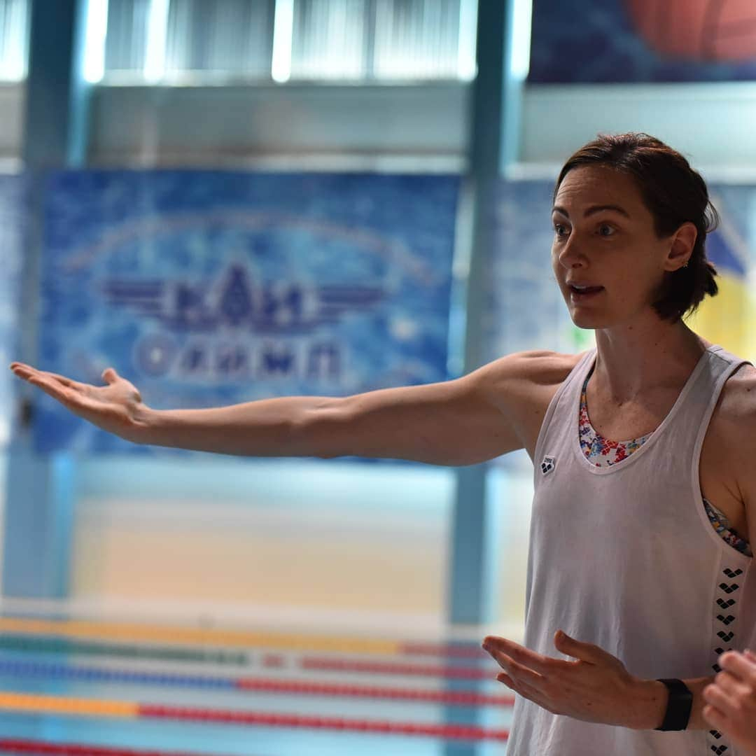 ケイト・キャンベルさんのインスタグラム写真 - (ケイト・キャンベルInstagram)「So much fun doing a swim clinic in Kazan before the start of the World Cup competition. What do you think of my coaching gestures? Are they up to standard? 🙈😛 . @fina1908 #SWC19」10月31日 0時19分 - cate_campbell