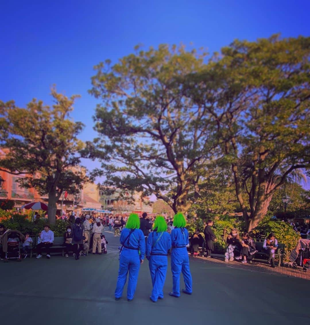 サイモンとマルティナさんのインスタグラム写真 - (サイモンとマルティナInstagram)「🏰✨Last year we went to Disneysea for Halloween 2018 and were absolutely wowed by the super happy atmosphere + the vibrant, clever, and detailed costumes. We vowed to return to celebrate Halloween again—and so here we are! 🎃✨」10月31日 0時20分 - eatyourkimchi