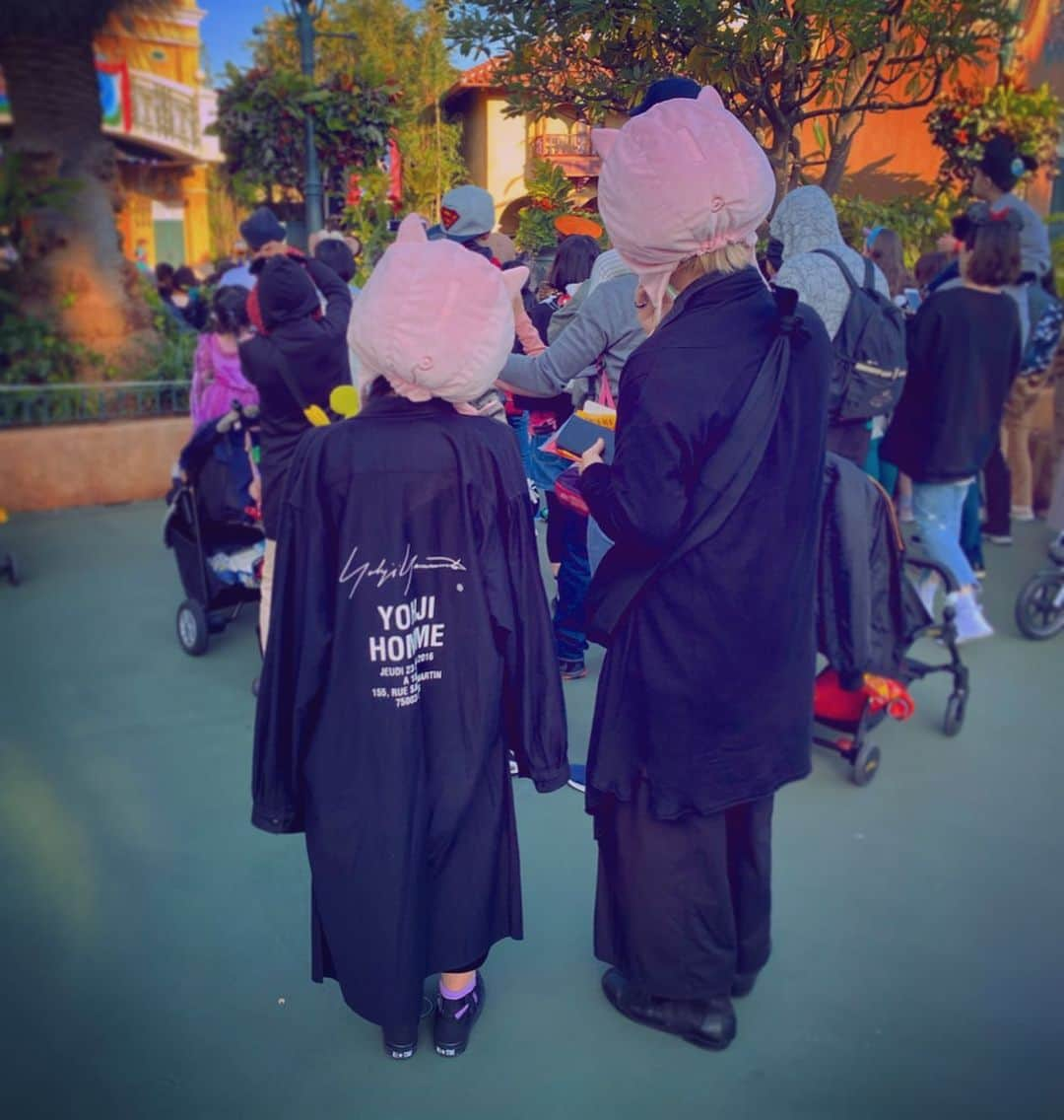 サイモンとマルティナさんのインスタグラム写真 - (サイモンとマルティナInstagram)「🏰✨Last year we went to Disneysea for Halloween 2018 and were absolutely wowed by the super happy atmosphere + the vibrant, clever, and detailed costumes. We vowed to return to celebrate Halloween again—and so here we are! 🎃✨」10月31日 0時20分 - eatyourkimchi