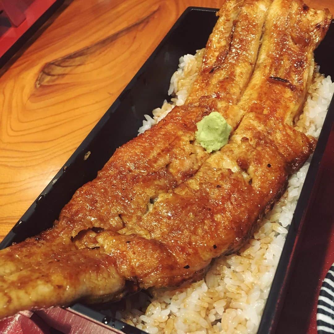丸山智己さんのインスタグラム写真 - (丸山智己Instagram)「大阪にて。 お世話になってる友達夫婦と美味すぎる鰻をいただきました。 大阪は寺田町にある舟屋さん。 表面カリッと中はふわっと。 衝撃的な美味さでした。 大将、ありがとうございました。  #はみ出し重 #初体験 #食感 #リピート必至  #行列のできる店 #並んでも食べたい #数少ない店 #平日昼間がおすすめ　#舟屋 #鰻 #鰻重 #大阪 #寺田町 #うなぎ」10月31日 0時27分 - tomomi.maruyama0327