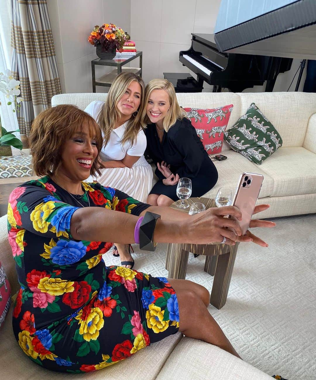 リース・ウィザースプーンさんのインスタグラム写真 - (リース・ウィザースプーンInstagram)「Breaking news! @gayleking is one of my all-time favorite people to sit down and catch up with. She reads every newspaper, every book and always comes prepared with the most intriguing questions. Watch our full interview tomorrow on @cbsthismorning! 💫」10月31日 0時29分 - reesewitherspoon