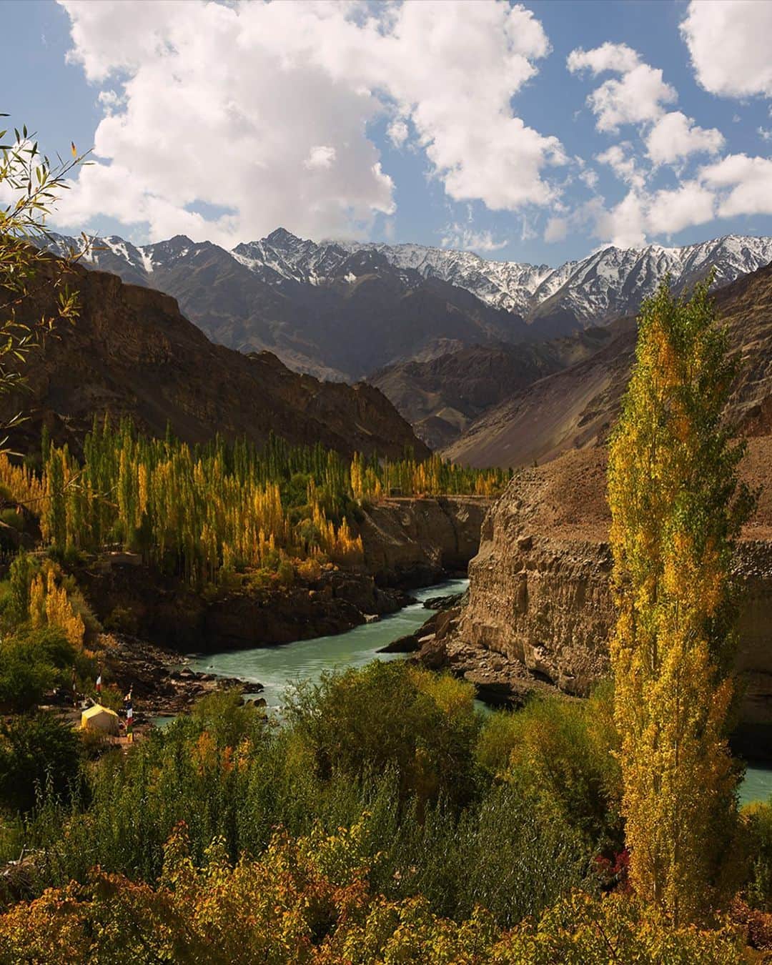 スコット・シューマンのインスタグラム：「The weather in New York right now reminds me so much of my last trip to Leh, India.  The trees were turning color and the air was fresh, crisp and felt like the beginning of Fall.」