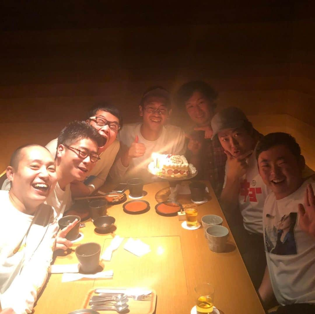 安田邦祐のインスタグラム：「今年も誕生日会してもらいました！ けん玉と時計とケーキ！ 嬉しいなぁ😊36歳。 みんながご飯代出してくれたけど 最後にお金の事で揉めてたなぁ。 それまで楽しかったのになぁ。 ごちそうさまでした！  #THISISパン #岡ちゃん #大西ユースケ #俳優 #グチヤマ #ジュゴン #松間 #男性ブランコ #浦井 #磯本五段 #スーラボ #TIMEX #誕生日会 #揉め事」