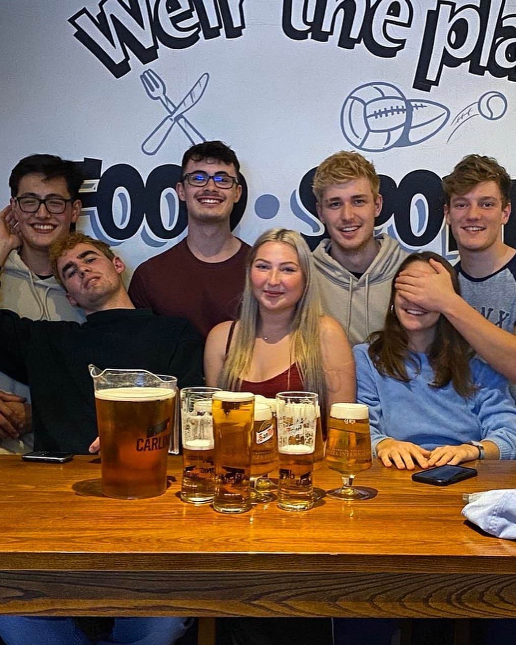 キャサリン・ライオンズのインスタグラム：「Came for the quiz, but robbed the bar on BINGO 🤪🥳🤪🥳 #EngOutAndAbout」