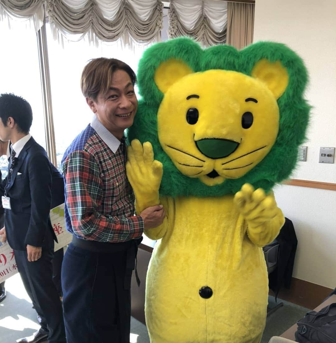 小椋ケンイチ(おぐねー)さんのインスタグラム写真 - (小椋ケンイチ(おぐねー)Instagram)「サンドラッグ✖LIONのイベントがありました✨ 今覚えておかなくてはいけないメイクテクニックを伝授✨ 間違いだらけのメイクテクニックを改めて簡単でスピーディーに仕上げる方法を笑いも混じえてお伝えしています😉笑 ライオンちゃん サンドラッコ博士ちゃん❤ #LION#サンドラッグ」10月31日 0時50分 - kenichi_ogura