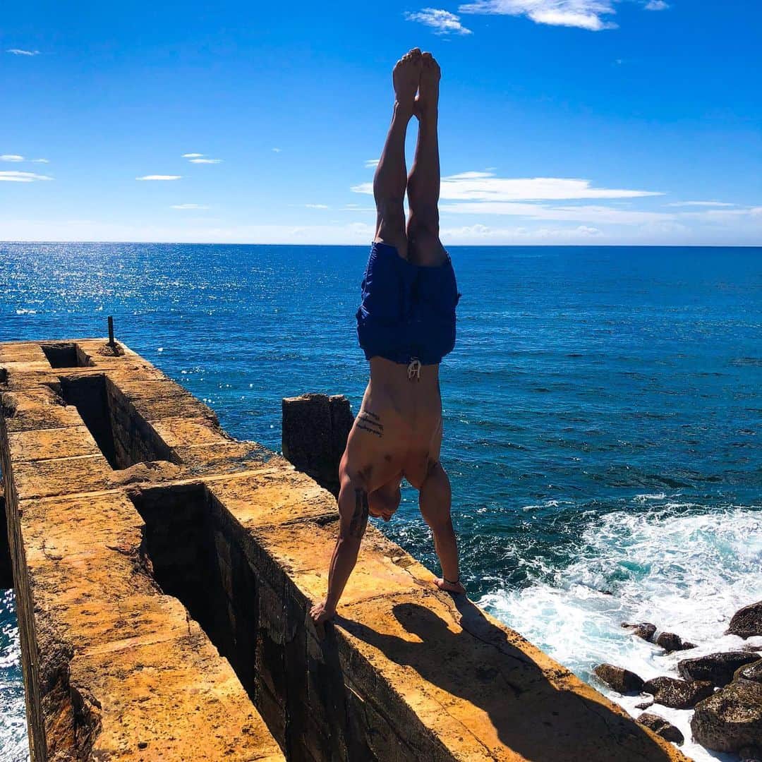 ジェイコブ・ダルトンのインスタグラム：「Woke up to 16* temp makes me miss this weather! Hawaii last year was 👌🏼 @kaydalton_  #hawaiihandstands」