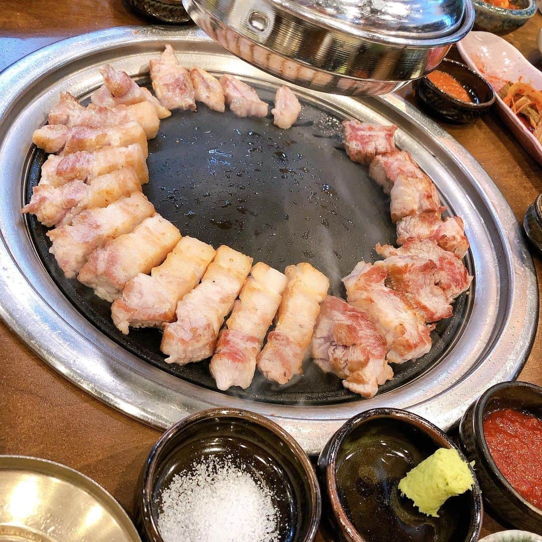 のインスタグラム：「モクサル 🐷‼️ と、サムギョプサル✨ 食べ方は同じだけどお肉の部位が違うんだって☺️✨ めっちゃ美味しかった‼️ #肉典食堂 #ユッチョンシッタン #モクサル #韓国」