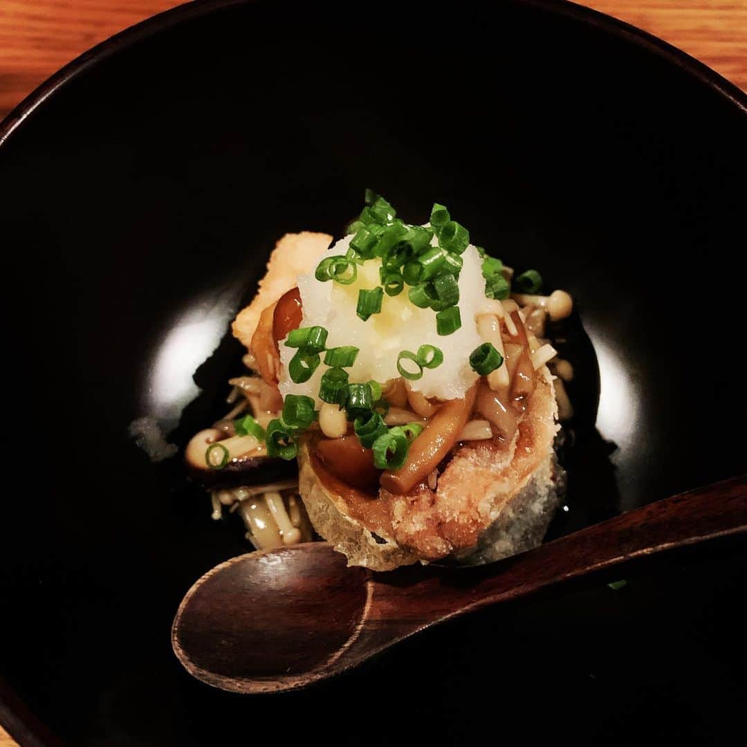 志摩有子さんのインスタグラム写真 - (志摩有子Instagram)「今月の高太郎さん。シメに釜玉いりこバターが登場。ワタや骨を取り除いたいりこを練り込んだバターは驚くほど上品な旨みがたっぷりで細めのうどんによく絡む。秋刀魚の揚げ浸しに出来たてほやほやのレア状態のカラスミは焼き餅で挟むのではなく餅を挟む贅沢さ。定番のポテサラももちろん注文。 #居酒屋 #からすみ餅 #釜玉バター」10月31日 0時51分 - ariko418