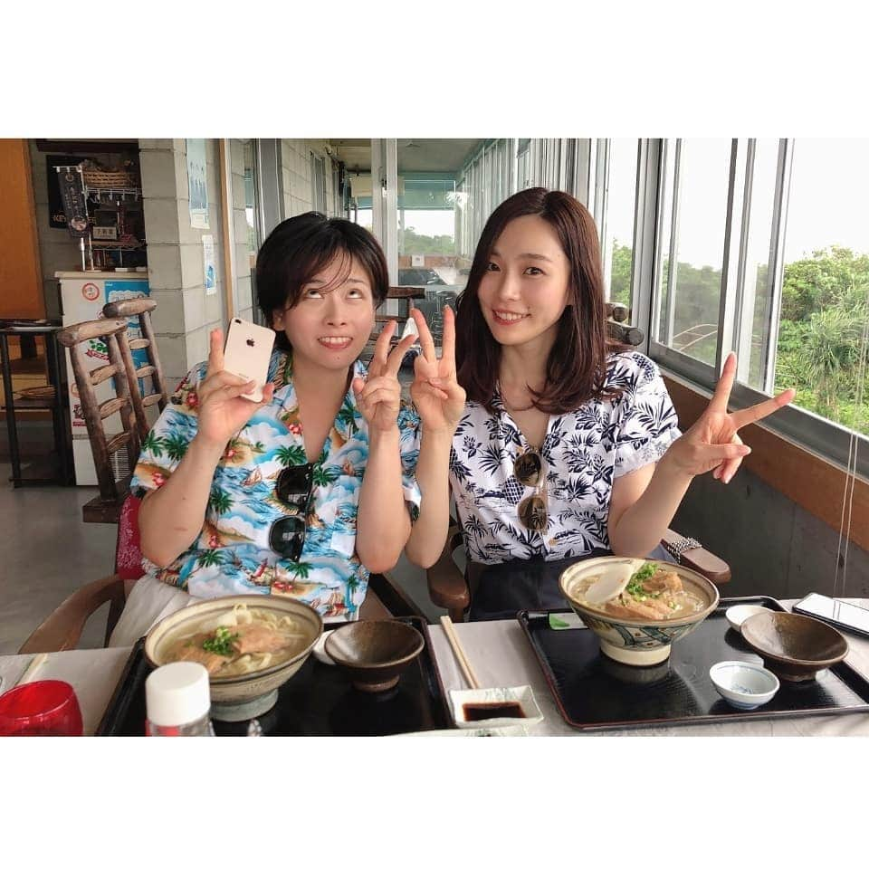 本田珠規さんのインスタグラム写真 - (本田珠規Instagram)「みんなでアロハシャツ着て古宇利島へ！ . 地元のおばぁが、褒めてくれたよ😊🍀 . . 曇り空だったけど、 食べて食べて食べて、大満足！😂 . 古宇利島はオシャレなカフェもたくさん⭐ . #古宇利島#アロハシャツ#沖縄旅行 #ブルーシール #むらの茶屋#ソーキそば#お刺身 #エルロタ#カフェ#okinawa #えみえみは変顔ばっかりする #okinawatrip#okinawajapan#okinawa  #trip」10月31日 0時44分 - tamaki_honda_oscar