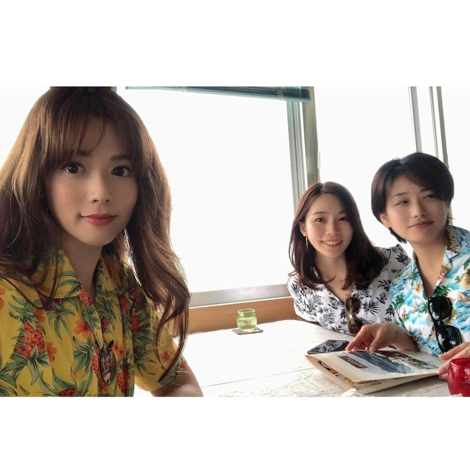 本田珠規さんのインスタグラム写真 - (本田珠規Instagram)「みんなでアロハシャツ着て古宇利島へ！ . 地元のおばぁが、褒めてくれたよ😊🍀 . . 曇り空だったけど、 食べて食べて食べて、大満足！😂 . 古宇利島はオシャレなカフェもたくさん⭐ . #古宇利島#アロハシャツ#沖縄旅行 #ブルーシール #むらの茶屋#ソーキそば#お刺身 #エルロタ#カフェ#okinawa #えみえみは変顔ばっかりする #okinawatrip#okinawajapan#okinawa  #trip」10月31日 0時44分 - tamaki_honda_oscar