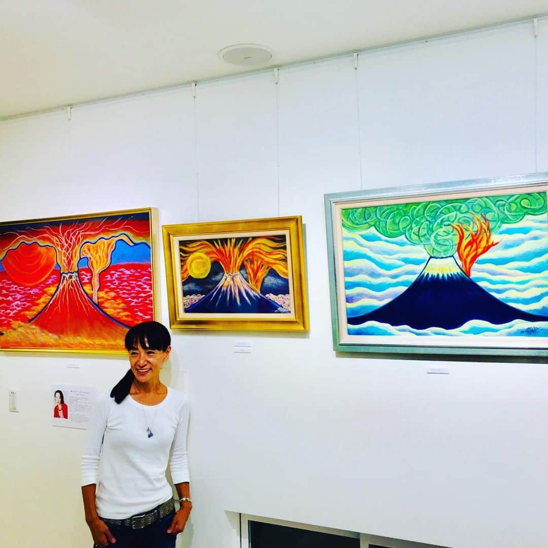 蜷川みほさんのインスタグラム写真 - (蜷川みほInstagram)「搬入も無事終わり、昨日から個展が始まりました😊 既にお越しい頂きましたお客様、どうもありがとうございます😌💕 月曜日までやっているので遊びに来てねー🖼🌈✨(写真7枚) . . ” 蜷川みほ 絵画展 2019 " ~火口のふたり~ 2019年10月29日(火)〜11月3日(日) Open: 12:00〜19:00 (最終日18時まで) 会場: 弘重ギャラリー URL  http://hiroshige-gallery.com/ 〒150-0022　東京都渋谷区恵比寿南2-10-4  ART CUBE EBIS  １F／TEL:03-5722-0083 ☆住所をナビに入れる時は、恵比寿南2-10-3 (隣の住所でいれた方がナビが正しく反応します) ＊映画『火口のふたり』に描き下ろした作品をご覧頂けます。 ＊YouTube盤　個展インフォメーションも作って見ました😆✌️ https://youtu.be/uVpP9ahv3no #個展　#搬入  #アート　#art #絵画　#絵　#アーティスト　#artwork  #蜷川みほ  #弘重ギャラリー」10月31日 0時48分 - ninagawa_miho