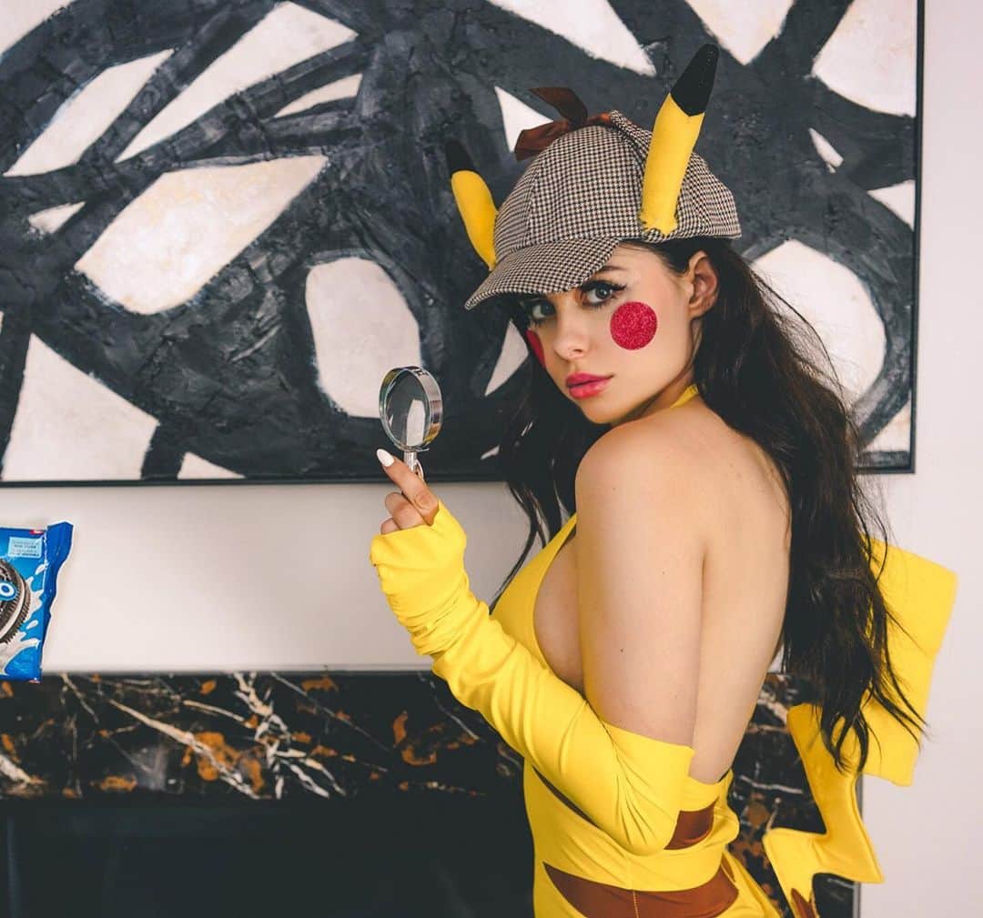 Azzyさんのインスタグラム写真 - (AzzyInstagram)「Detective pikachu is on the case! She needs your help tracking down the missing Oreos 🔍 Comment all the Oreo locations for a ❤️ back!! #halloween 🎃👻」10月31日 0時50分 - azzyland