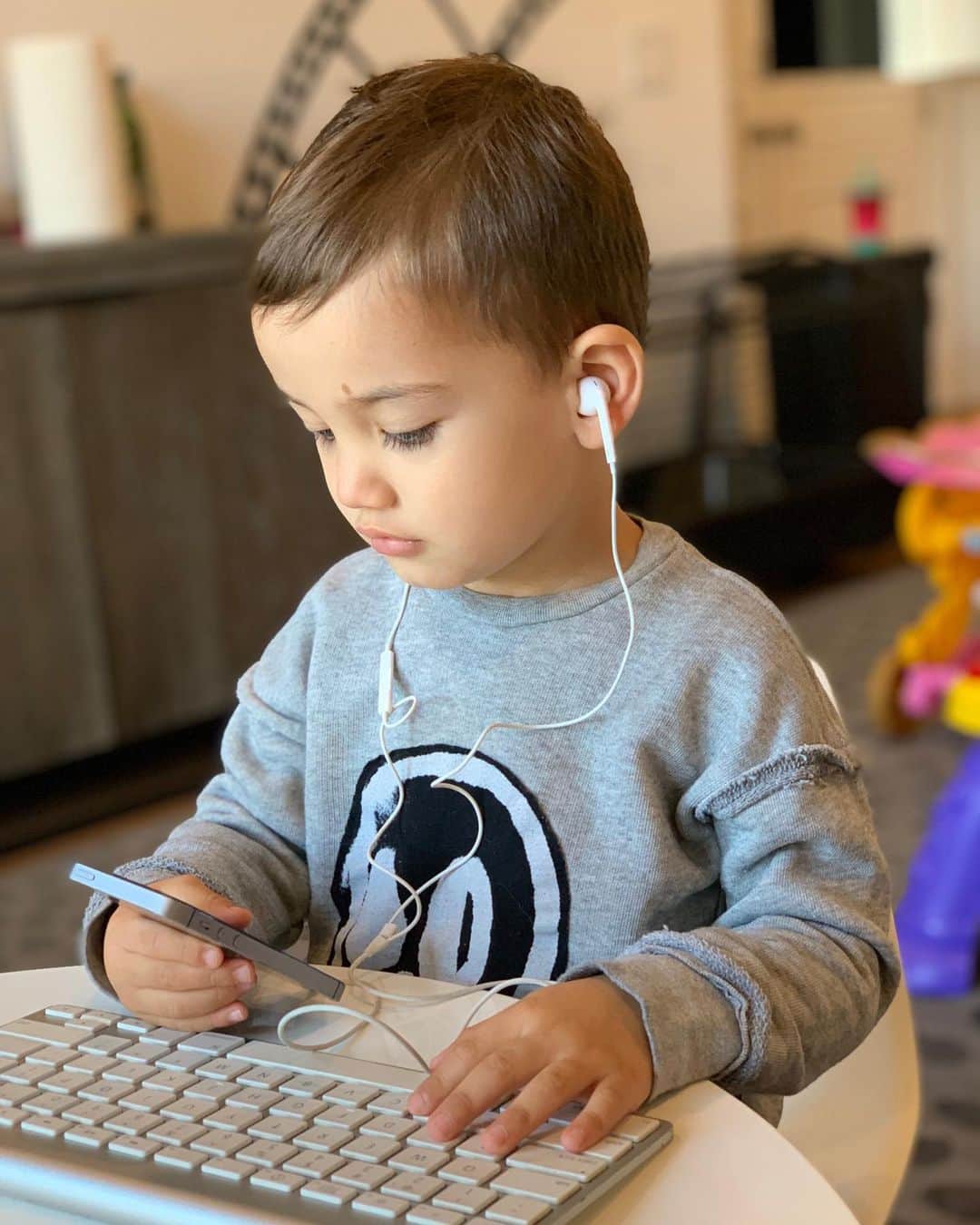 ロブ・ディアデックのインスタグラム：「This 3 year old turned into a 40 year old seasoned CEO this morning. The phone is dead and it’s just a keyboard with no computer, yet he carries them everywhere just saying “I’m a hard worker like you dada.” Like @kingjames raising @bronny to be NBA superstar, I am raising young Kodah Dash to learn the ways of the Do or Dier mogul.」