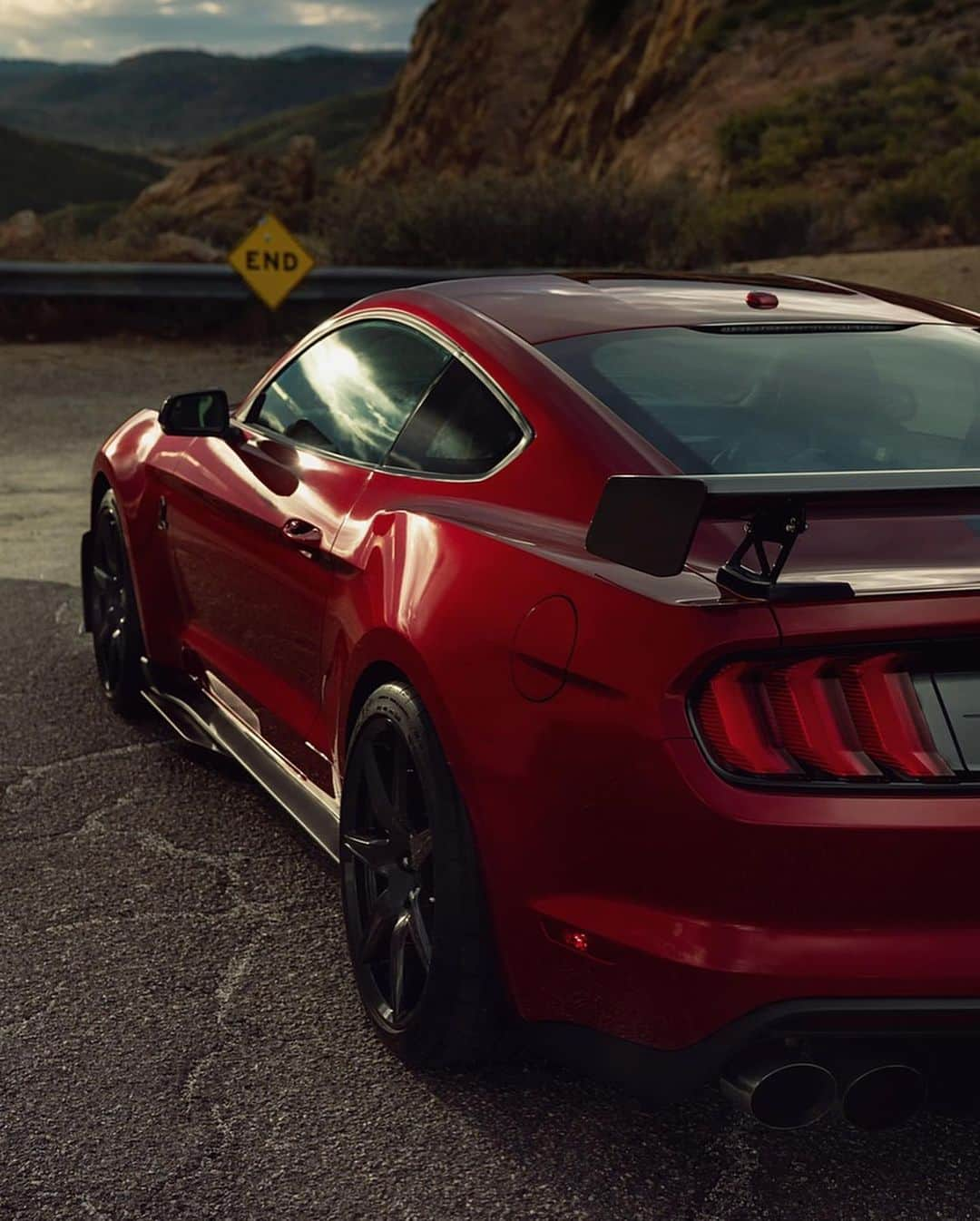 CARLiFESTYLEさんのインスタグラム写真 - (CARLiFESTYLEInstagram)「The 760hp Mustang GT500 hits the 1/4 mile in 10.6 at 133mph. 0-60mph in 3.3 seconds. What do you guys think? #carlifestyle #GT500 @ford @fordperformance」10月31日 1時01分 - carlifestyle