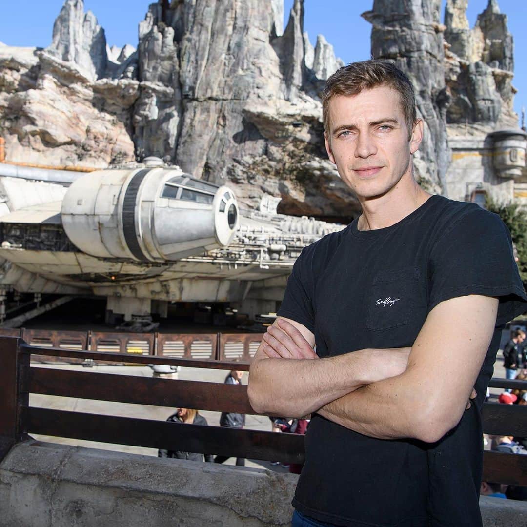 スター・ウォーズさんのインスタグラム写真 - (スター・ウォーズInstagram)「The Chosen One himself, Hayden Christensen, had a most impressive visit to Star Wars: #GalaxysEdge at @Disneyland. The Force is strong with this one!」10月31日 1時03分 - starwars
