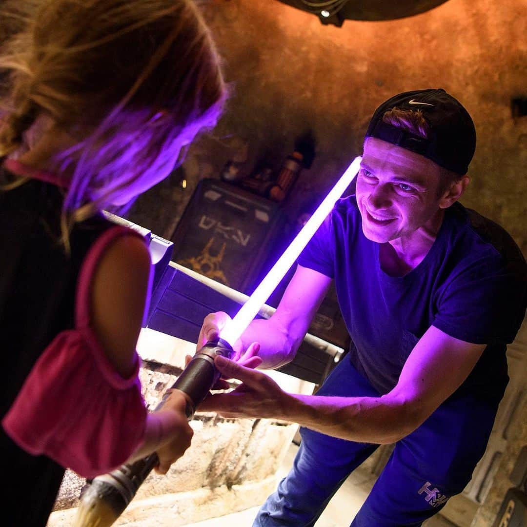 スター・ウォーズさんのインスタグラム写真 - (スター・ウォーズInstagram)「The Chosen One himself, Hayden Christensen, had a most impressive visit to Star Wars: #GalaxysEdge at @Disneyland. The Force is strong with this one!」10月31日 1時03分 - starwars