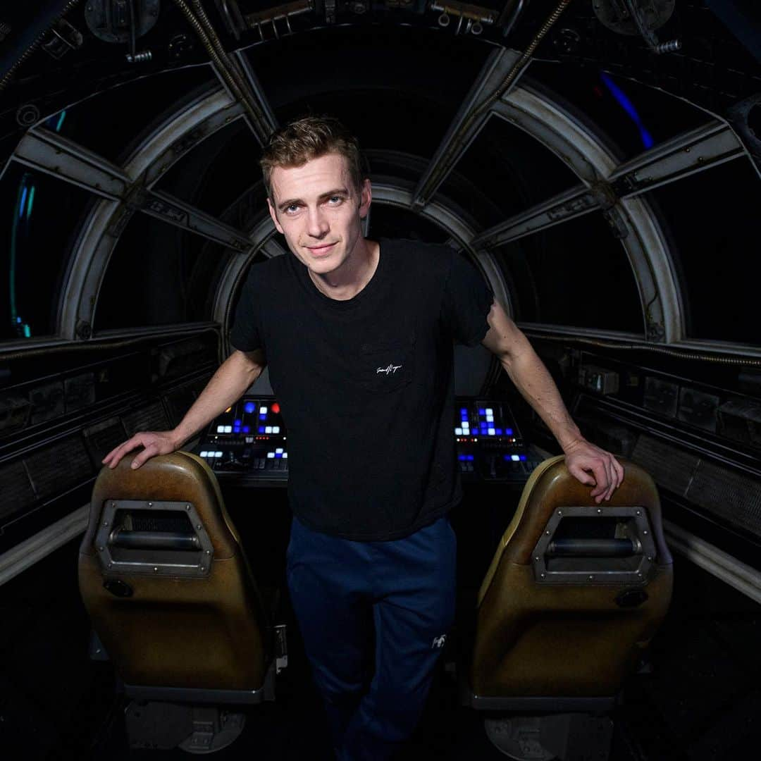 スター・ウォーズさんのインスタグラム写真 - (スター・ウォーズInstagram)「The Chosen One himself, Hayden Christensen, had a most impressive visit to Star Wars: #GalaxysEdge at @Disneyland. The Force is strong with this one!」10月31日 1時03分 - starwars