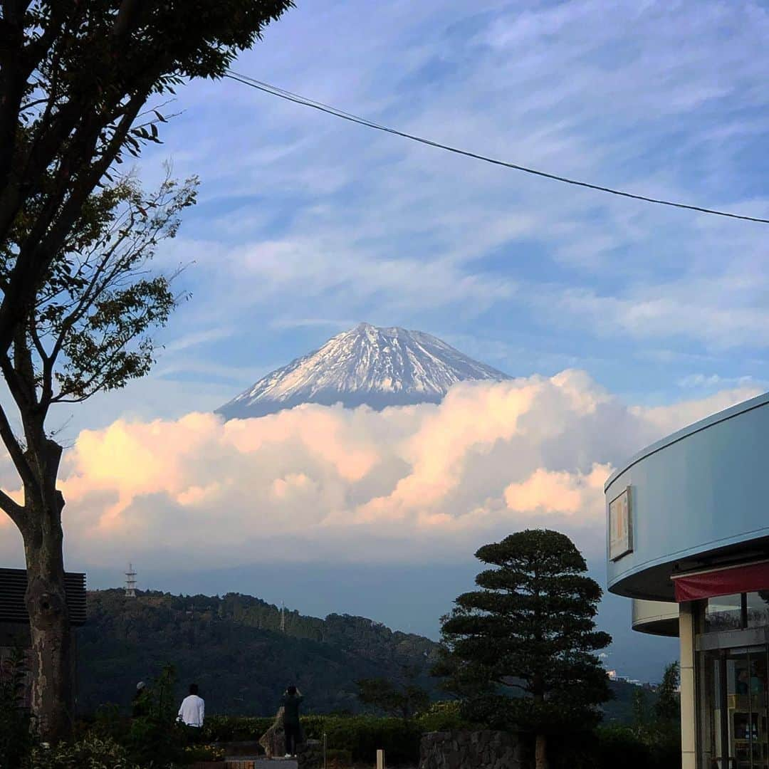 鈴木みのるさんのインスタグラム写真 - (鈴木みのるInstagram)「Mt. FUJI 「頭を雲の上に出し〜」思わず歌いそうになった。雲の上って、どんだけデカいんだよ。なんかさ、まるで空に浮かんでるみたいに見える。あの歌もきっとこんな風景を見ながら作ったんだろうな。ふ〜じ〜はニッポンイチのやま〜」10月31日 1時09分 - suzuki.d.minoru