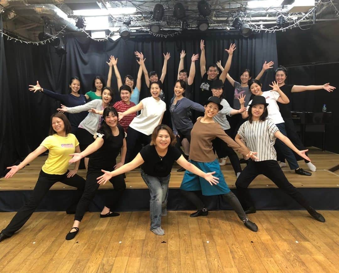 須黒清華のインスタグラム：「本番まであと1ヶ月‼︎ 初めてメンバー全員揃いましたっ😭✨ みんな良い顔してるっ‼︎ それぞれ仕事や生活があり、なかなか全員揃うのは難しい。 でも、練習を重ねるうちにだんだんひとつになって、気持ちも声も重なり合っていく瞬間は、何ものにも変えがたい感動です✨✨ 残り1ヶ月、楽しみながら、最高のものを作っていけるように、力を合わせて頑張りますっ😊🎶 #アフターワークミュージカル #ミュージカル #musical #ミュージカル大好き #sing #dance #showtime」