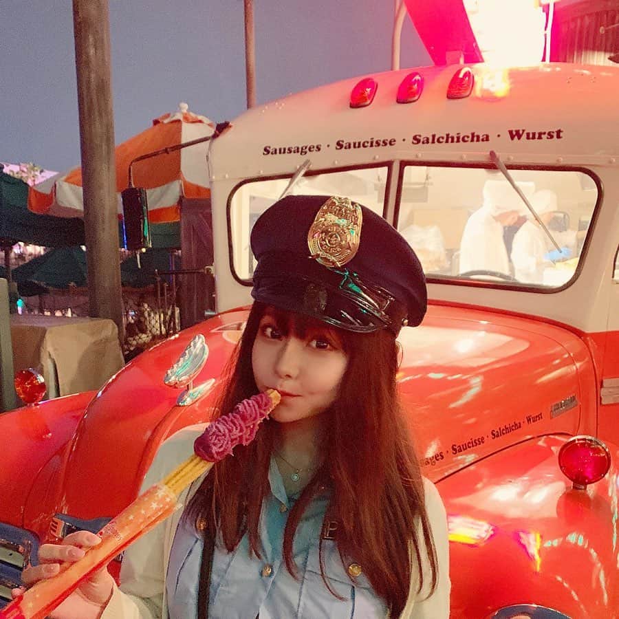利咲のインスタグラム：「ハッピーハロウィン🎃 今年はポリス👮‍♀️ 悪い人は取り締まりますよ！笑  #ハロウィン　#ハッピーハロウィン　#🎃　#halloween #happyhalloween #police #ミニスカポリス　#ユニバーサルスタジオ　#universalstudiosjapan  #universalstudios #riptour #halloweencostume」