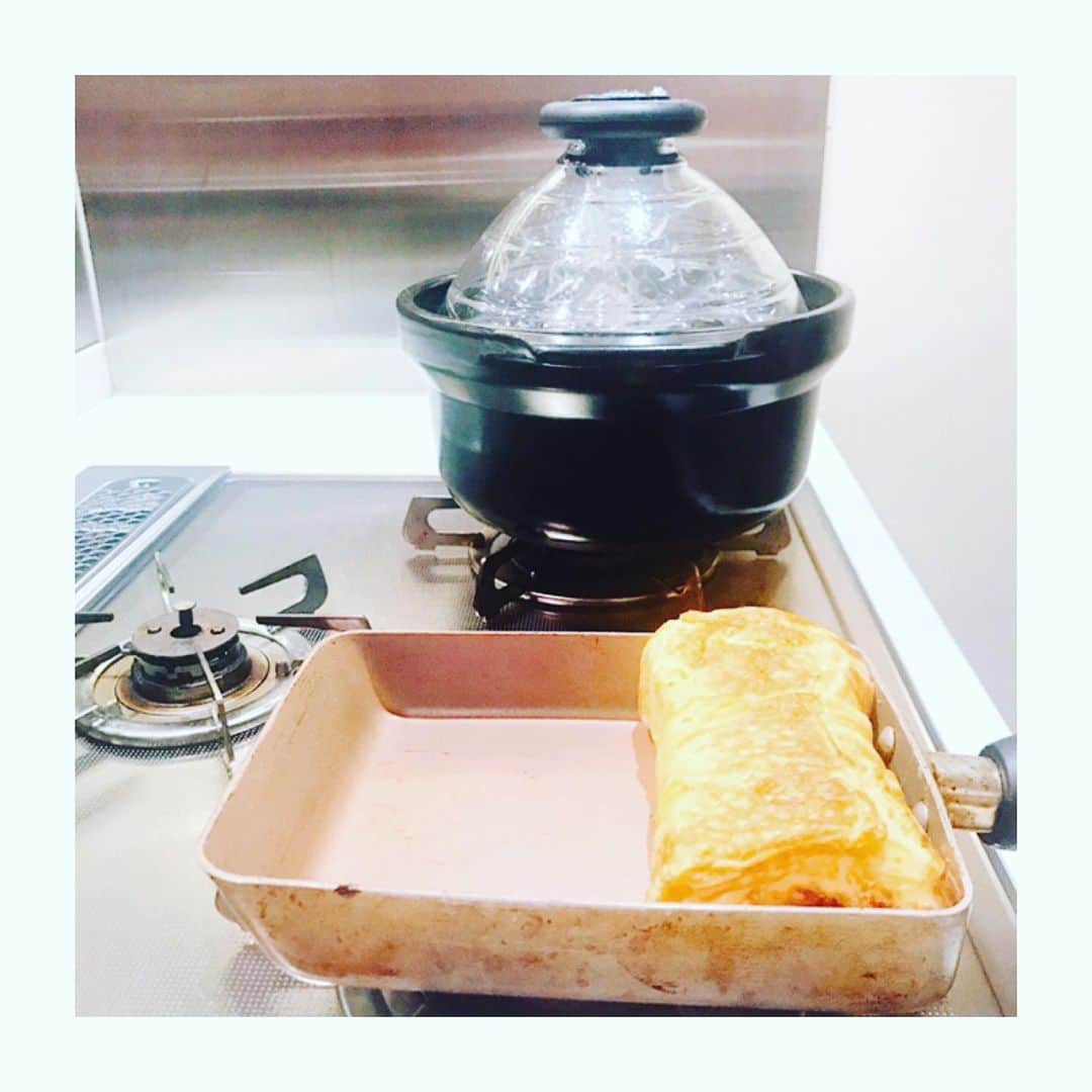 鈴木紗理奈さんのインスタグラム写真 - (鈴木紗理奈Instagram)「夜食に卵焼きとおにぎり。  #ハリオ土鍋 で炊くご飯は 艶々で本当に美味しい。 塩にぎりがご馳走になる。  #munehiroキッチン #紗理奈流dining」10月31日 1時18分 - munehirovoice