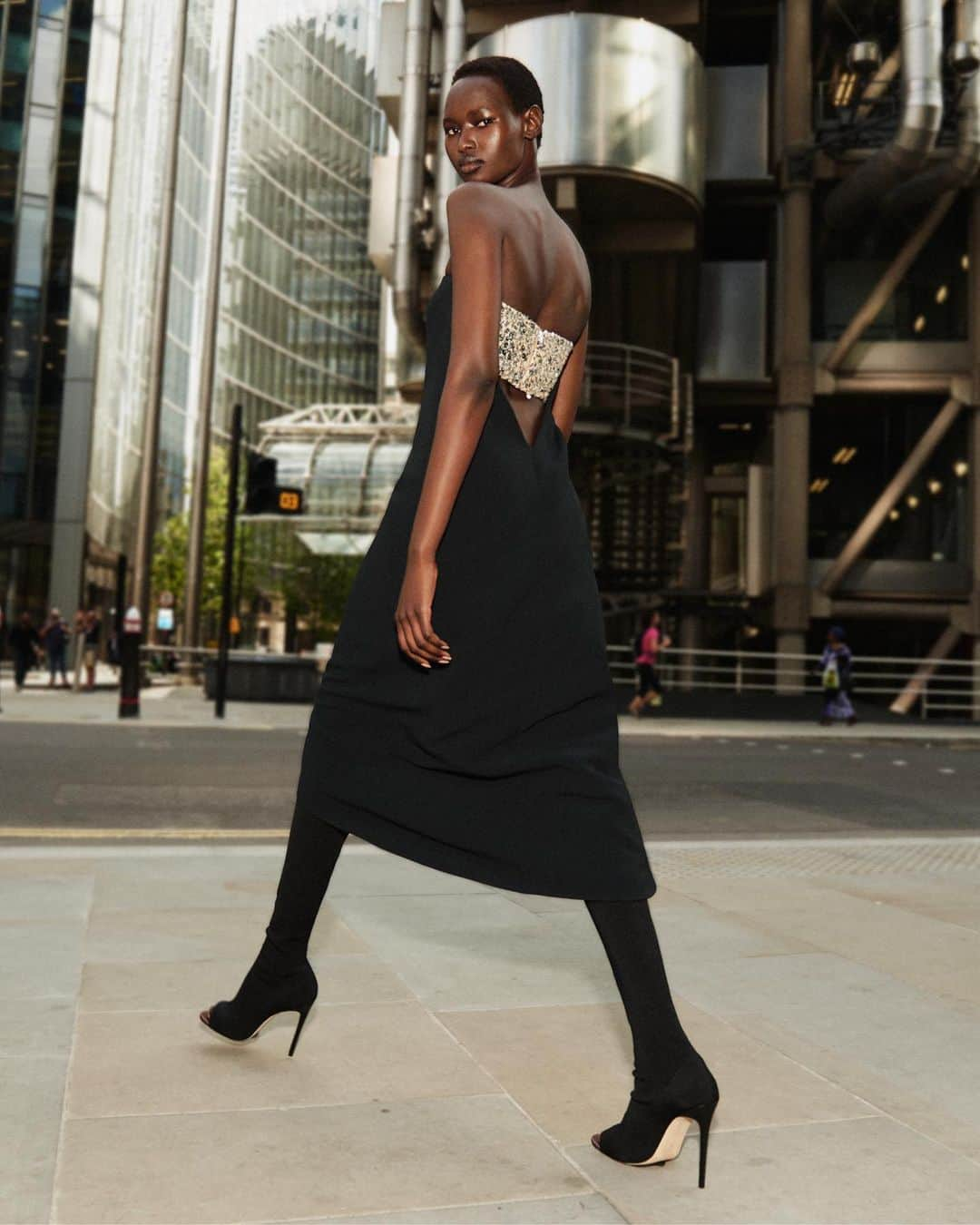 ヴィクトリアベッカムさんのインスタグラム写真 - (ヴィクトリアベッカムInstagram)「Fresh and fluid, my #VBAW19 sleeveless bustier dress provides a dramatic finish for night. x VB」10月31日 1時13分 - victoriabeckham