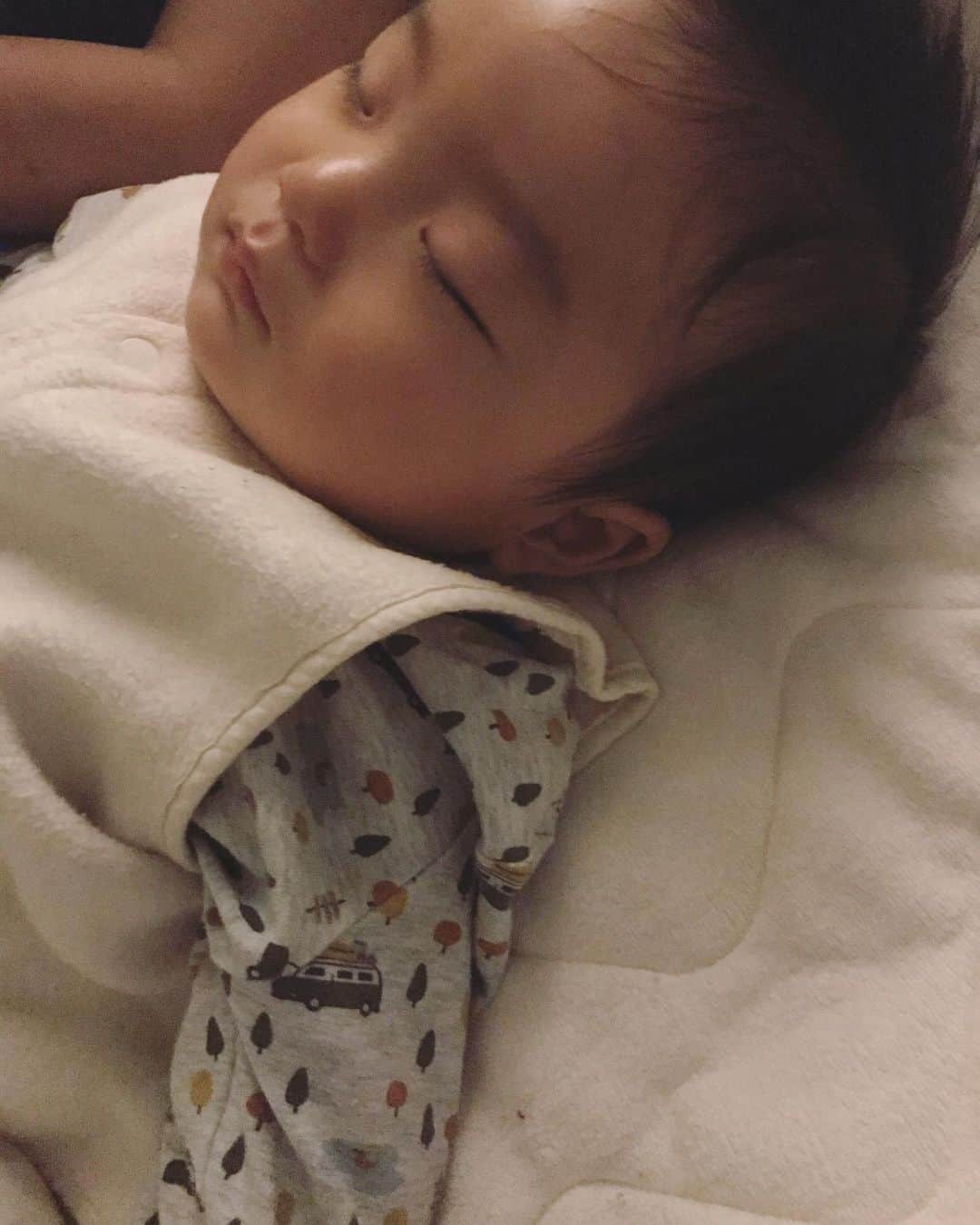 のインスタグラム：「夜中の1時に仕事から帰ってくると、さすがに息子は寝てる💤  昔からポカポカのチョッキを着ている子供の姿がたまらなく可愛くて好き。  立つことができるようになったらチョッキ着て歩く後ろ姿とかたまらないんだろうな😍 なんて密かに楽しみにしている。  #ただいま #息子 #寝顔 #チョッキ #防寒 #パジャマ #赤ちゃんのいる生活」