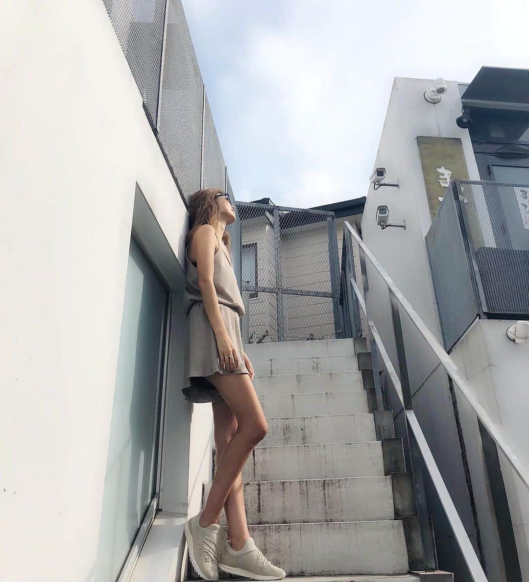 長谷川唯のインスタグラム：「・ ・ 太陽を浴びると自然とHAPPYになる☀️空を眺めてたりすることが大好き✨ ・ ・ 明日は何が起こるなんて誰もが分からない。だからこそ前へ向いて歩こう🕊🌿❤︎笑顔で、、、😌🍃 ・ ・ #sky #love #happy #太陽が大好き#あと今年も2ヶ月 #悔いなく笑顔で」