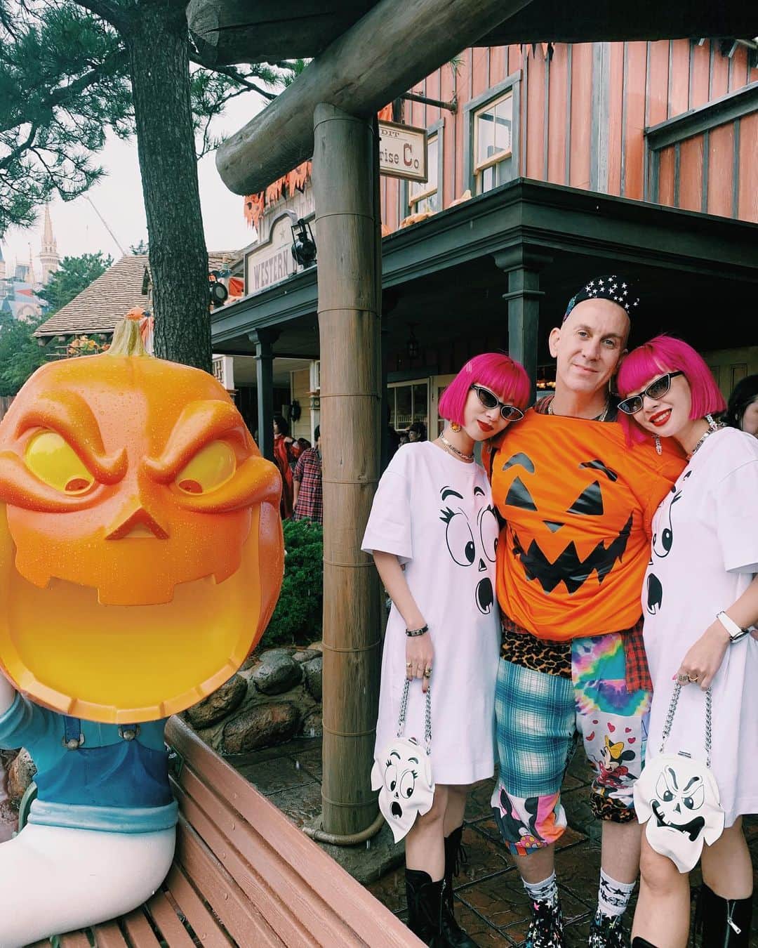 AYAさんのインスタグラム写真 - (AYAInstagram)「Thank you🌹Jeremy, Pablo,Brooke and Denek for our wonderful time in Tokyo Disney Land. Its such a amazing time and have a nice time in Tokyo! 👻 @moschino 🧡」10月31日 1時33分 - ayaxxamiaya