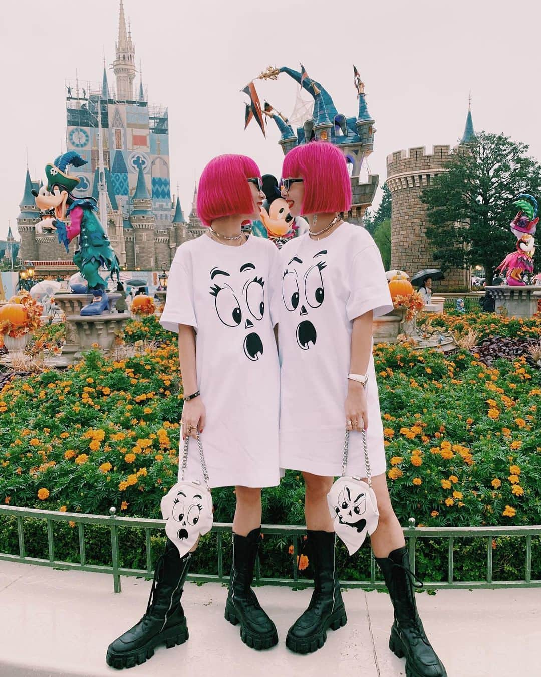 AYAさんのインスタグラム写真 - (AYAInstagram)「Thank you🌹Jeremy, Pablo,Brooke and Denek for our wonderful time in Tokyo Disney Land. Its such a amazing time and have a nice time in Tokyo! 👻 @moschino 🧡」10月31日 1時33分 - ayaxxamiaya