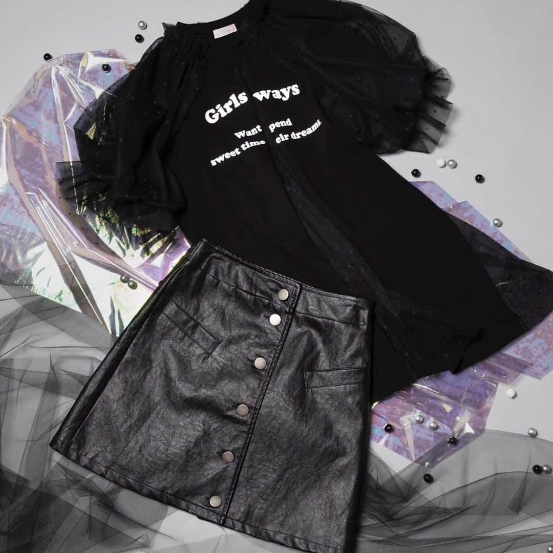 のインスタグラム：「lilLilly TOKYO / B0.5F TOPS ¥11,880 SKIRT ¥14,080 ※all tax in →11/1～4のラフォーレカード10％フェア期間中にラフォーレカードでご購入いただくと、トップスは1180ポイント（日曜日は1416ポイント）、スカートは1400ポイント（日曜日は1680ポイント）プレゼント！ . 【🌑注目トレンドはダークロマンスの世界🌑】 ドット柄のチュールとTシャツをコンビデザインしたトップス。フェイクレザーのスカートでピリッと引き締めて🕊 . #LAFORETSTYLE #2019aw #fashion #darkromance #halloween #halloweencostume #halloween2019🎃 #instagood #lillilly #lillillytokyo #tokyo #laforet #harajuku #laforetharajuku #2019awトレンド #ダークロマンス #ハロウィン #ブラック #チュールトップス #レザースカート #東京 #ラフォーレ #原宿 #ラフォーレ原宿 #오오티디 #아웃핏 #스타일 #도쿄여행 #멋스타그램」