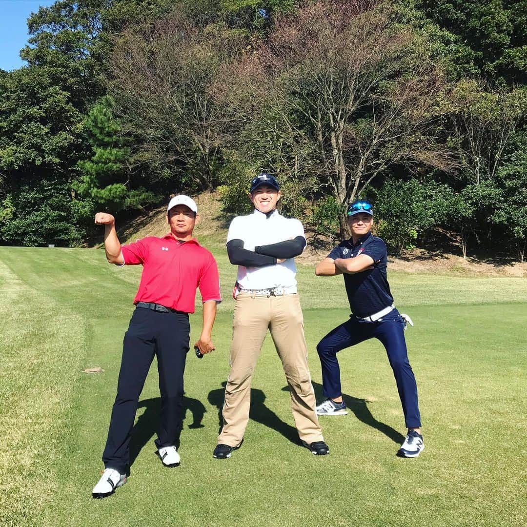 三好ジェームスさんのインスタグラム写真 - (三好ジェームスInstagram)「秋晴れゴルフ！ １年ぶりのゴルフだというのに 一流プレイヤーは、バックから80台前半で回るという驚きの身体能力🤣  楽しい１日でした〜！ #芥屋ゴルフ#内川聖一#teppei#日本一#ゴルフ#golf#秋晴れ#ボールが可哀想なくらい飛んでいく#飛距離驚き#wow」10月30日 16時43分 - james.arita2946