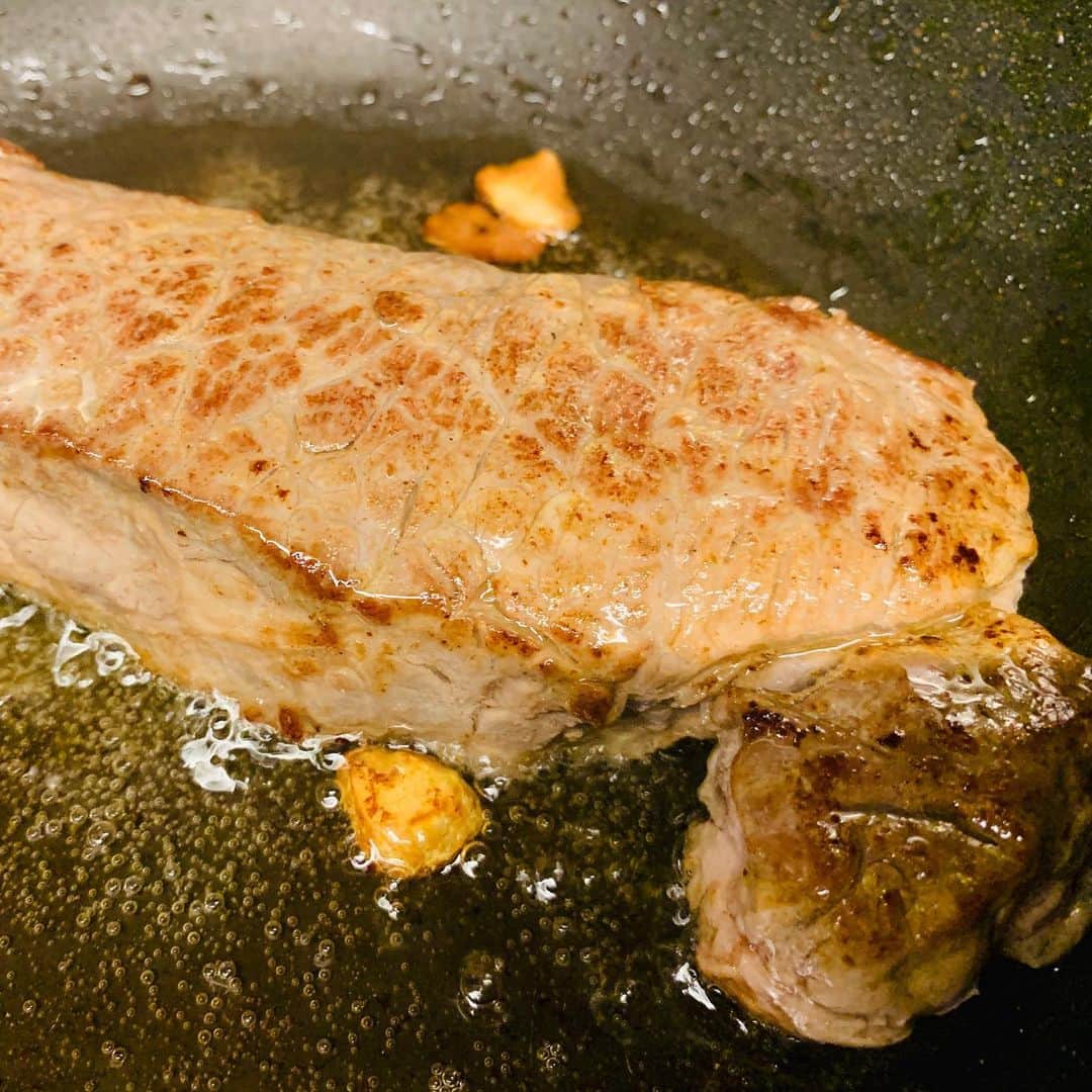 一条もんこさんのインスタグラム写真 - (一条もんこInstagram)「スパイシー肉おにぎり。  オオゼキの激安肉で一人、スパイス酒場の打ち上げ。 厚さ4cmのオージービーフを好きな加減に火入れ。 辛味オイルに山椒を加えて。  ステーキを薄くスライスして、ラップを引いた茶碗に敷き詰めます。肉と肉が重なるようにするのがポイント。  ご飯は丸くして小さめに。くるっとラップを巻いたらギュッとネジってくるっと成形。 #スパイス#スパイス料理#自作#肉焼き#ステーキ#スパイスソース#山椒ソース#肉焼き#おにぎり#火入れが命#激安肉を絶品に#レア肉だんご#一条もんこ」10月30日 16時45分 - monko1215