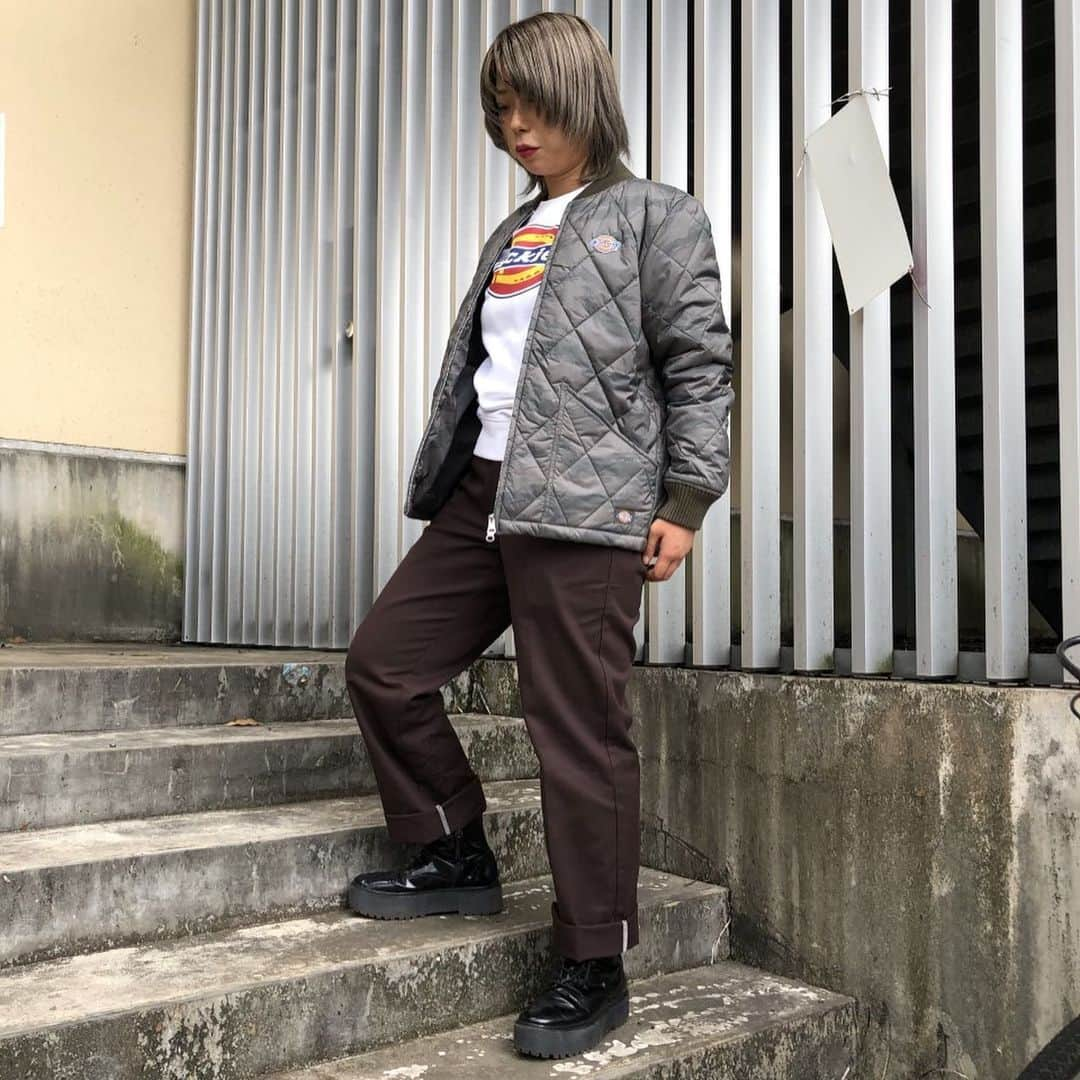 ディッキーズさんのインスタグラム写真 - (ディッキーズInstagram)「Dickies Store Staff Coordinate from LaLaport Yokohama.  新作のショート中綿ジャケットと874を合わせた王道コーディネート #dickies #dickiesjp #dickiesjpstaff #autumnfashion #winterfashion #menslike #coolstyle #dickieslogo #logo #sweater #darkcolor #874 #shortjacket  #camouflage #originaldesign #authentic #casualstyle #streetfashion #streetfashion #yokohama」10月30日 16時48分 - dickies_jp