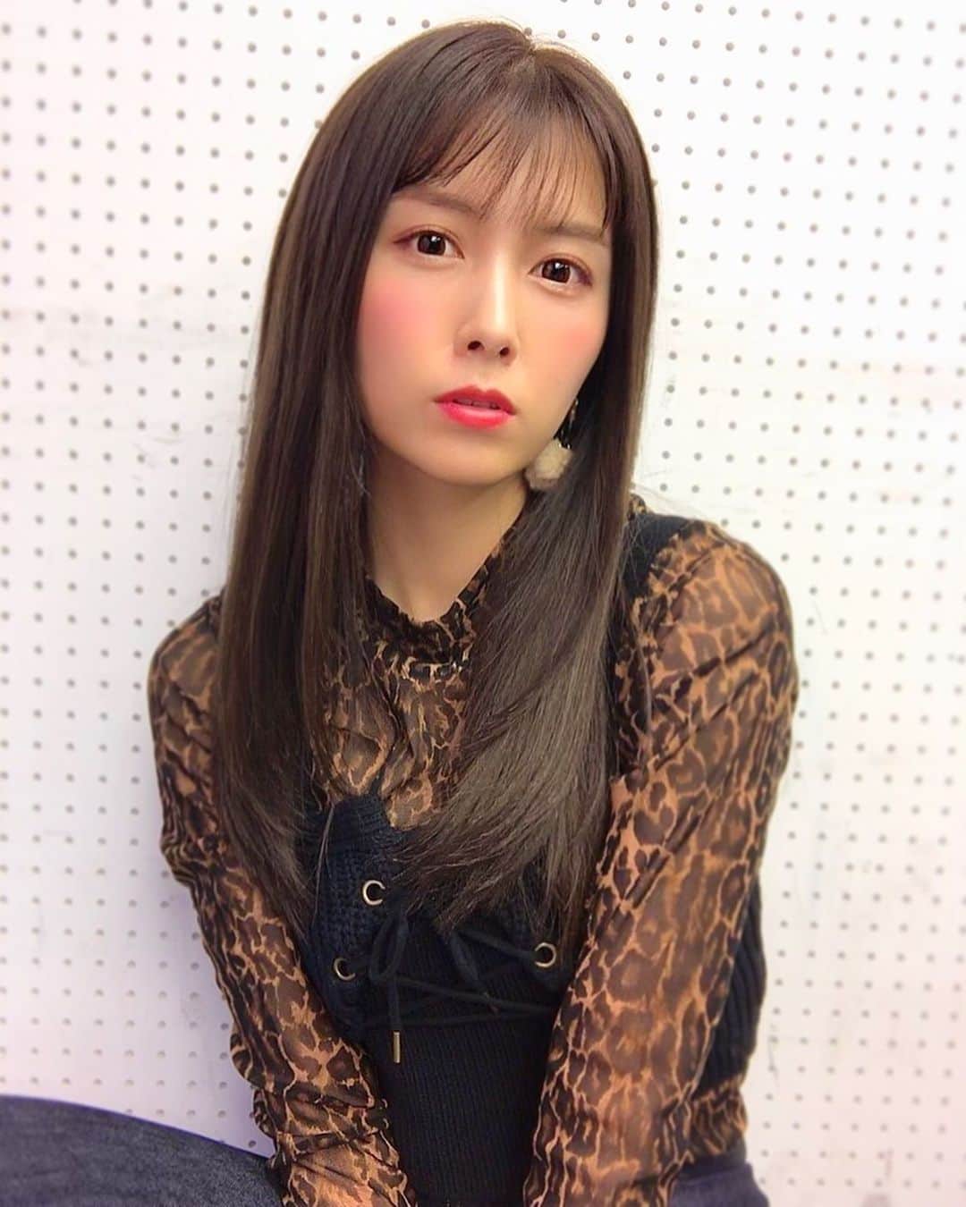 麻衣愛のインスタグラム：「秋服🍁  #tops #beams #ビスチェ #lilybrown #fashion #autumnfashion #autumnmakeup #秋服 #秋メイク　#リリーブラウン #ビームス #ヒョウ柄 #ファー #ファーイヤリング」