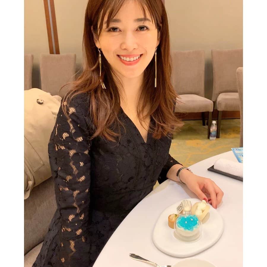 のインスタグラム：「. SOFINA iP初体験！ . パレスホテルで行われた SOFINA iPの体験会に 花王さまにご招待頂き参加してきました。 . もともと炭酸コスメは大好きな事もあり、 さらにこちらの炭酸美容液は 周りにファンが多く楽しみにしていました。 . . 1]土台となる炭酸美容液(ベースケアセラム)をつける 2]ジェル美容液(インターリンクセラム)をつける . の簡単ステップ。 これで3日で肌改善を目指せる！ と言うのからビックリです。 . . いざ使ってみると、 土台美容液は適度な粘性があるというか、 馴染ませている間に蒸発してしまう事なく◎ しっかりと肌に入れ込むことができて感心。 . . 普段いくつもコスメを重ねている私ですが、 ジェル状のインターリンクセラムを使い終えた時点で、 しっかりと成分が入り込んでいる時の 調子の良い肌の手触りを確認できました。 . 保湿もハリも申し分なく、 特に毛穴がかなり小さくなります。 ２ステップでいいと、かなりの時短ですね・・。 . . 実験でも、 土台美容液をつけた後に ジェル美容液を使用すると 浸透力が全然違う！ (動画載せてみました) . . 実力のあるコスメなのにコスパの良いことや、 大手ならではの、手に入りやすさも魅力ですね。 . . 体験会では作り手の想いも感じられて、 とても楽しい時間でした。 . . #ダブル美容液#いきなり2つの美容液#sofinaip#pr」