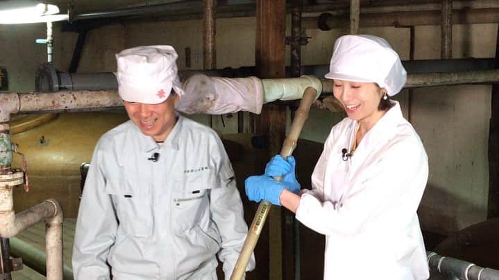 村田千弥さんのインスタグラム写真 - (村田千弥Instagram)「給食のおばちゃんじゃないよ。笑 兵庫県たつの市の醤油蔵で、お醤油製造の櫂入れ作業を体験させてもらっているところです。  酵母菌が生きている様子に感動✨ 生き物を育てるように手間と時間をかけて作られるお醤油。社長さん、工場長さんのお話からもお醤油作りに対する真摯な姿勢が伝わってきました。  また別日の撮影もあるので、詳細は改めて。」10月30日 16時51分 - chr.0429