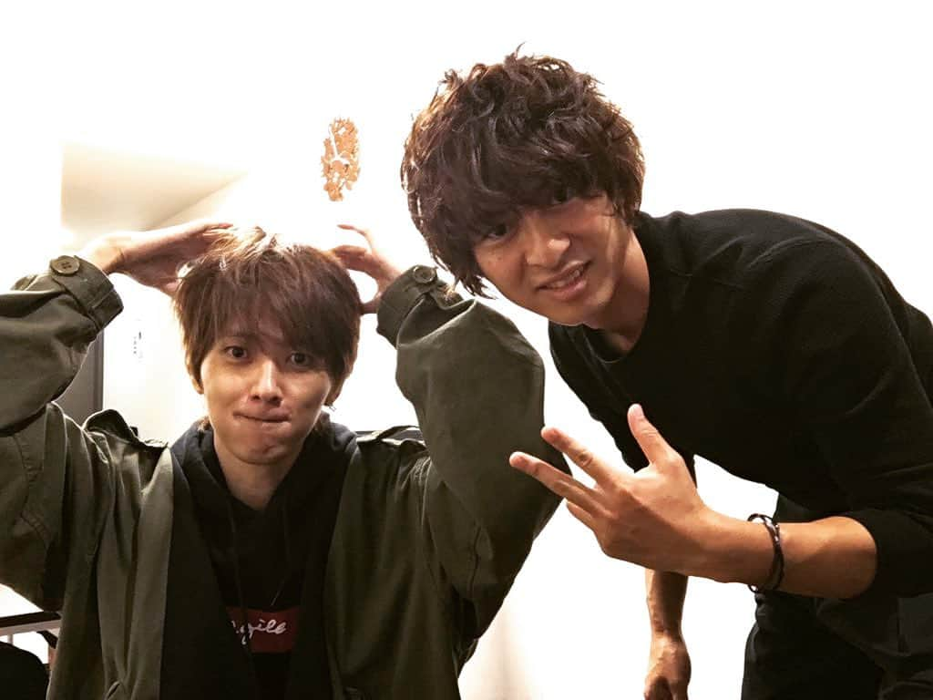 椿隆之さんのインスタグラム写真 - (椿隆之Instagram)「なんのポーズか  分からないですね！  #ポーズ  #椿正義　#伊藤そうあ #entertainment」10月30日 16時52分 - kibatsu3