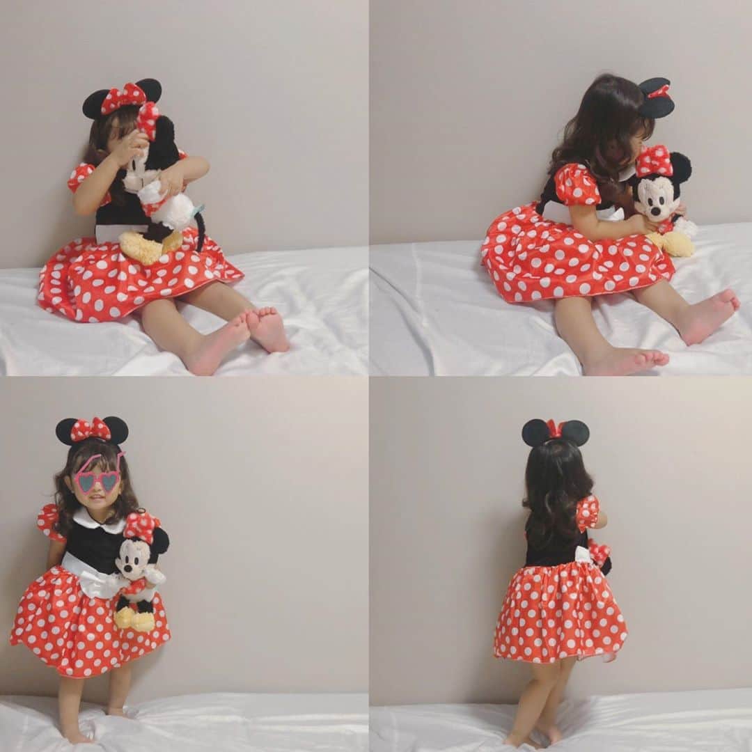 近藤千尋のインスタグラム：「🎃HAPPY HALLOWEEN🎃  去年はヒヨコ🐤着てくれたのに 今年はミニーがいい！❤️と 自分の意思が出てきました。笑🍭 女の子って本当にませてる😹😹 来年はプリンセスかなぁ…🏰 #trickortreat  #Halloween #アマゾンでポチりました 笑」