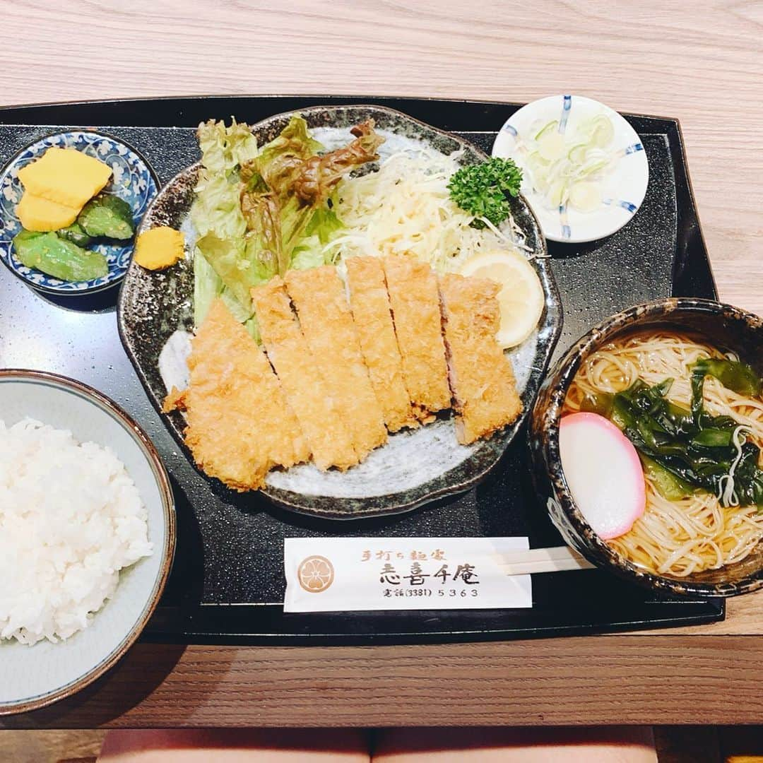 桜花由美さんのインスタグラム写真 - (桜花由美Instagram)「新中野にある手打ち麺 志喜千庵さんにランチしに行って来ました！  手打ち麺 志喜千庵さんは昭和26年からやってる老舗のお店。  手打ち蕎麦が食べられる。  事務所から近いので出前してもらったり、食べに行ったりしているお店。  改装して昨日からリニューアルオープンしたので行ってきました！  お蕎麦が細麺で美味しい♪  店主さんがプロレス好きなので、ポスターもお願いして来ました！  出前は落ち着くまでしばらくお休みするそうですが、休憩なく開いているので、時間を気にせずに行けるお店です！  志喜千庵 ************ 【住所・地図】東京都中野区中央4-4-6 【電話番号】03-3381-5363 【定休日】日曜・祝日 【営業時間】11：00-21：00 【アクセス】東京メトロ丸の内線　新中野駅出口2　徒歩30秒  #wavepro ‬ ‪#女子プロレスラー ‬ ‪#プロレス ‬ ‪#プロレスラー ‬ ‪#女子プロレス‬ ‪#prowrestling‬ ‪#プロレスリングwave‬ #桜花由美 #波ヲタ全員集合  #波ヲタ  #志喜千庵  #お蕎麦  #お蕎麦屋さん  #蕎麦  #蕎麦屋  #蕎麦好き  #蕎麦の花  #蕎麦打ち」10月30日 16時55分 - ohkayumi