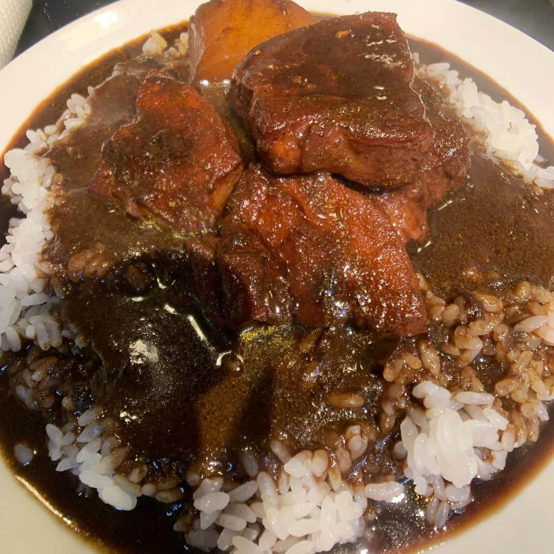 春日潤也さんのインスタグラム写真 - (春日潤也Instagram)「東京ボンベイ カシブタ🍽 鶏肉を豚肉に変更してもらえるって知りましてチャレンジした。 こりゃーまた豚の脂でカシミールカレーがマイルドにまとまり美味い😄 汗かきますがそれもよい。 食べ方もルーぶっかけスタイルにしてみた。個人的にはこのスタイル好きだな。まだまだ初心者なんで色々試してみよ。  #東京ボンベイ #カレー」10月30日 16時56分 - junya_kasuga