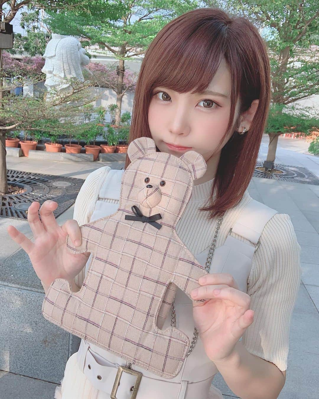 えなこさんのインスタグラム写真 - (えなこInstagram)「お気に入りのクマポシェット🧸 #singapore #japanesegirl #merryjenny」10月30日 16時56分 - enakorin