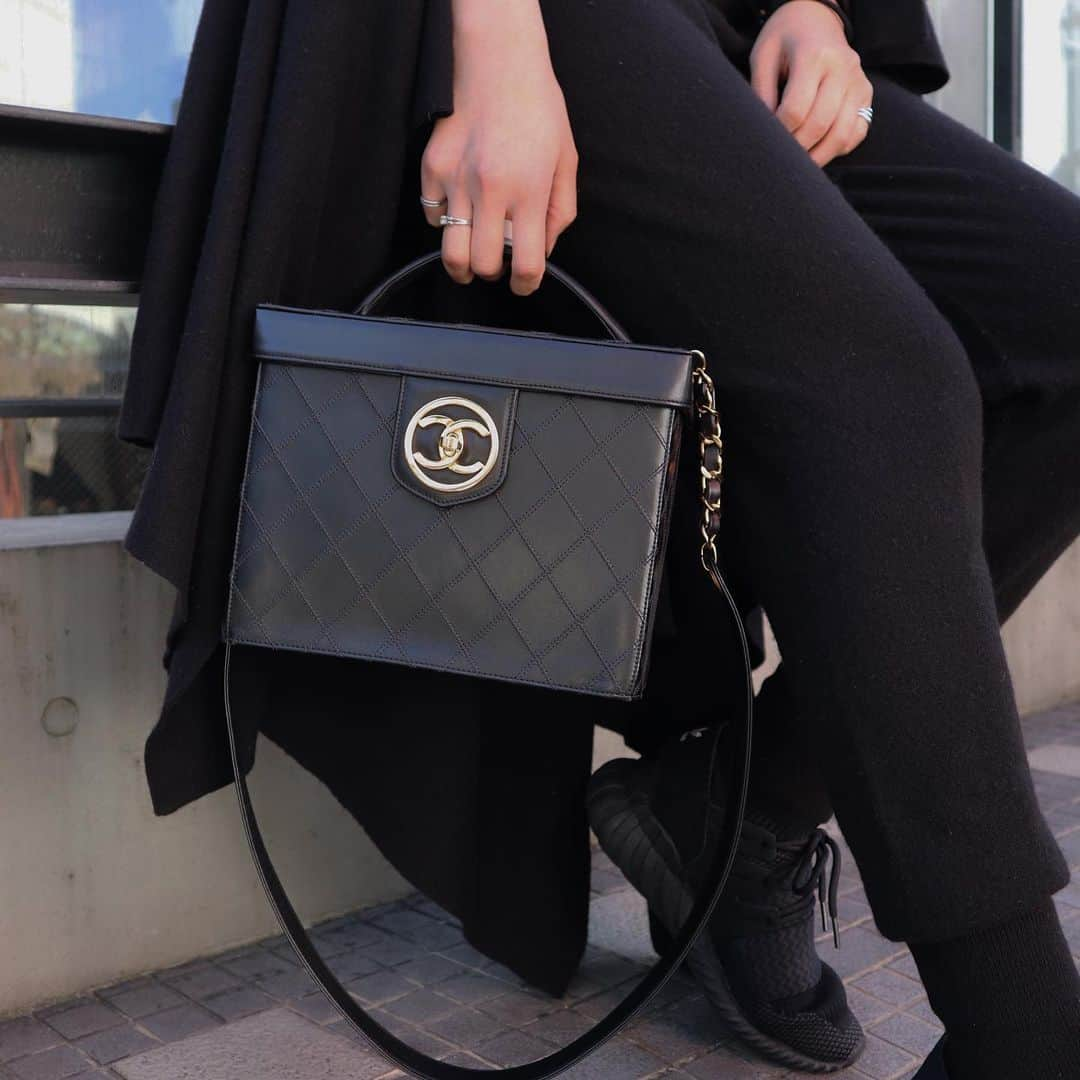 Vintage Brand Boutique AMOREさんのインスタグラム写真 - (Vintage Brand Boutique AMOREInstagram)「Chanel 2way lambskin vanity bag. ▶︎Free Shipping Worldwide✈️ ≫≫≫ DM for more information 📩 info@amorevintagetokyo.com #AMOREvintage #AMORETOKYO #tokyo #Omotesando #Aoyama #harajuku #vintage #vintageshop #ヴィンテージ #ヴィンテージショップ #アモーレ #アモーレトーキョー #表参道 #青山 #原宿#東京 #chanel #chanelvintage #vintagechanel #ヴィンテージ #シャネル #ヴィンテージシャネル #amoreomotesando #アモーレ表参道」10月30日 17時02分 - amore_tokyo