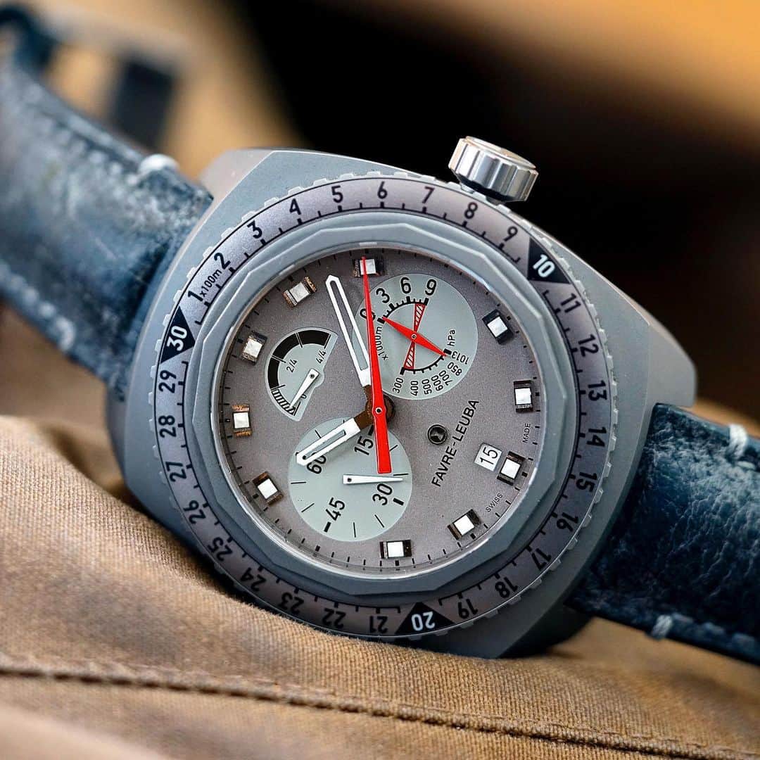 Daily Watchさんのインスタグラム写真 - (Daily WatchInstagram)「Up close with the Raider Bivouac 9000 from @FavreLeuba. In 1962 the original Bivouac was launched with revolutionary technology that could guide mountaineers on their altitude up to 3000m. Stepping forward to 2017 and the launch of the new Bivouac. This new version was re-engineered to measure altitudes up to 9000m by using the rotating bezel and the small sub-dial at 3 o’clock 👌🏼 #FavreLeuba」10月30日 17時11分 - dailywatch